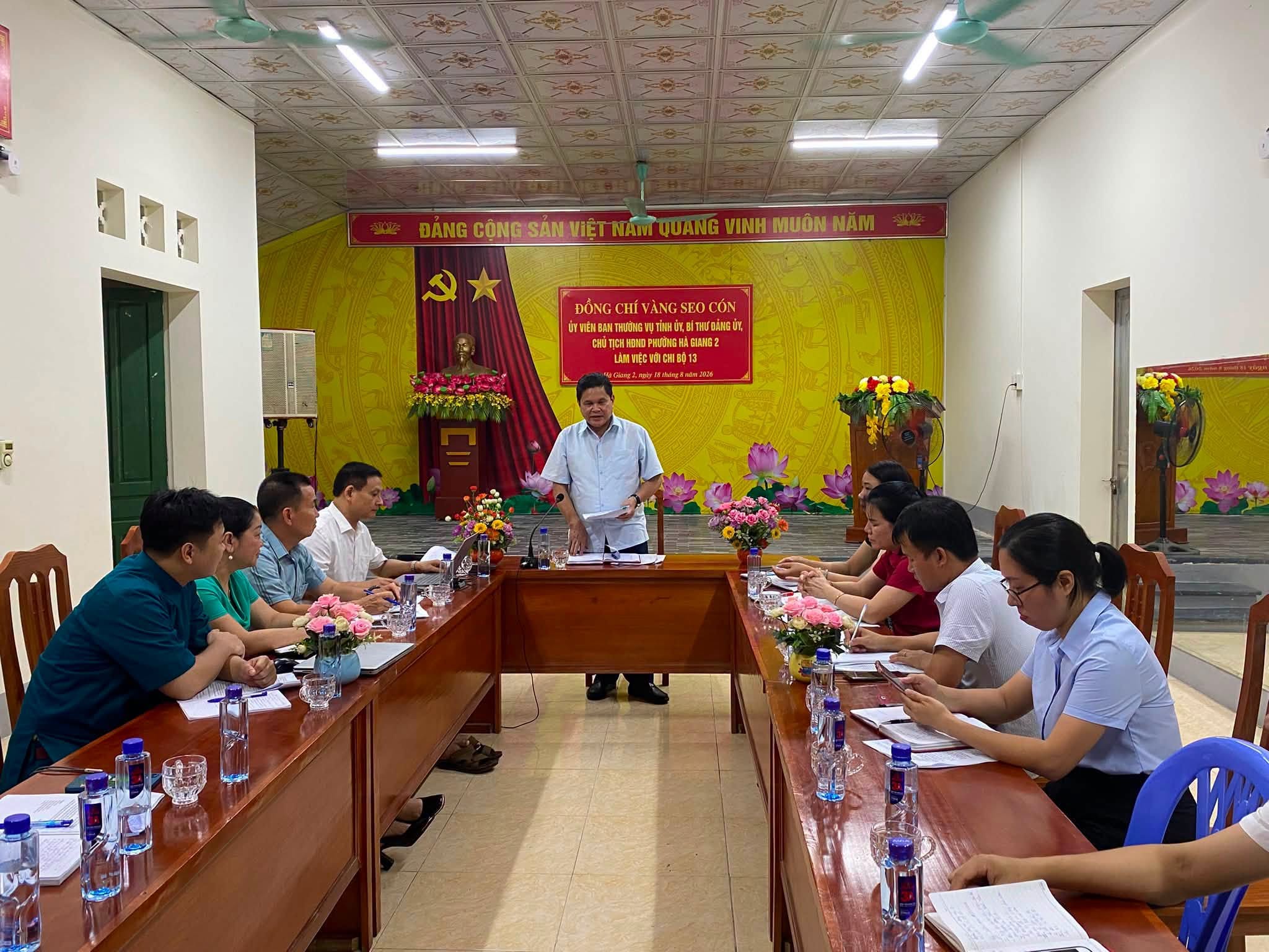 Bí thư Đảng uỷ Vàng Seo Cón làm việc với Tổ 13