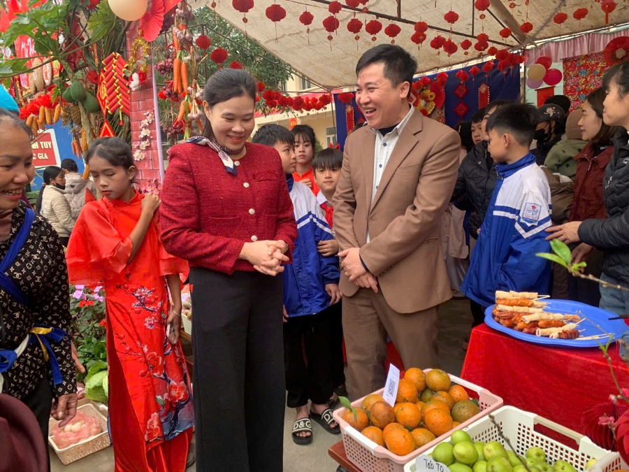 Cấp 2 tổ chức hội chợ xuân 33.jpg