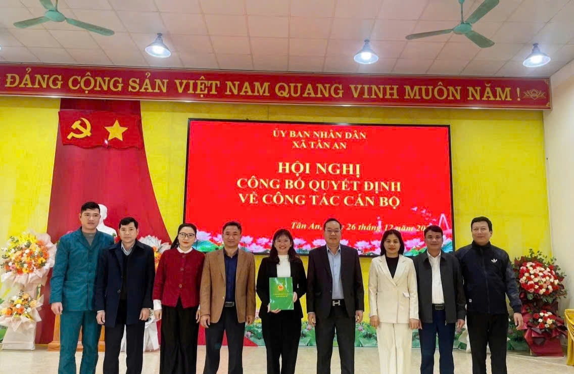 Uỷ ban Nhân dân xã Tân An tổ chức Hội nghị công bố quyết định về công tác cán bộ