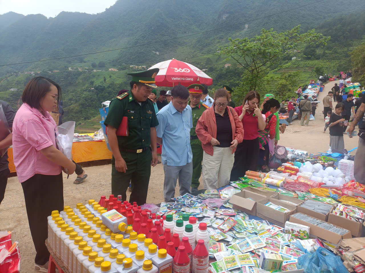 TỔ LIÊN NGÀNH KIỂM TRA AN TOÀN THỰC PHẨM PHỐI HỢP CÁC LỰC LƯỢNG CHỨC NĂNG KIỂM TRA HOẠT ĐỘNG BUÔN BÁN TẠI CHỢ BÁT ĐẠI SƠN