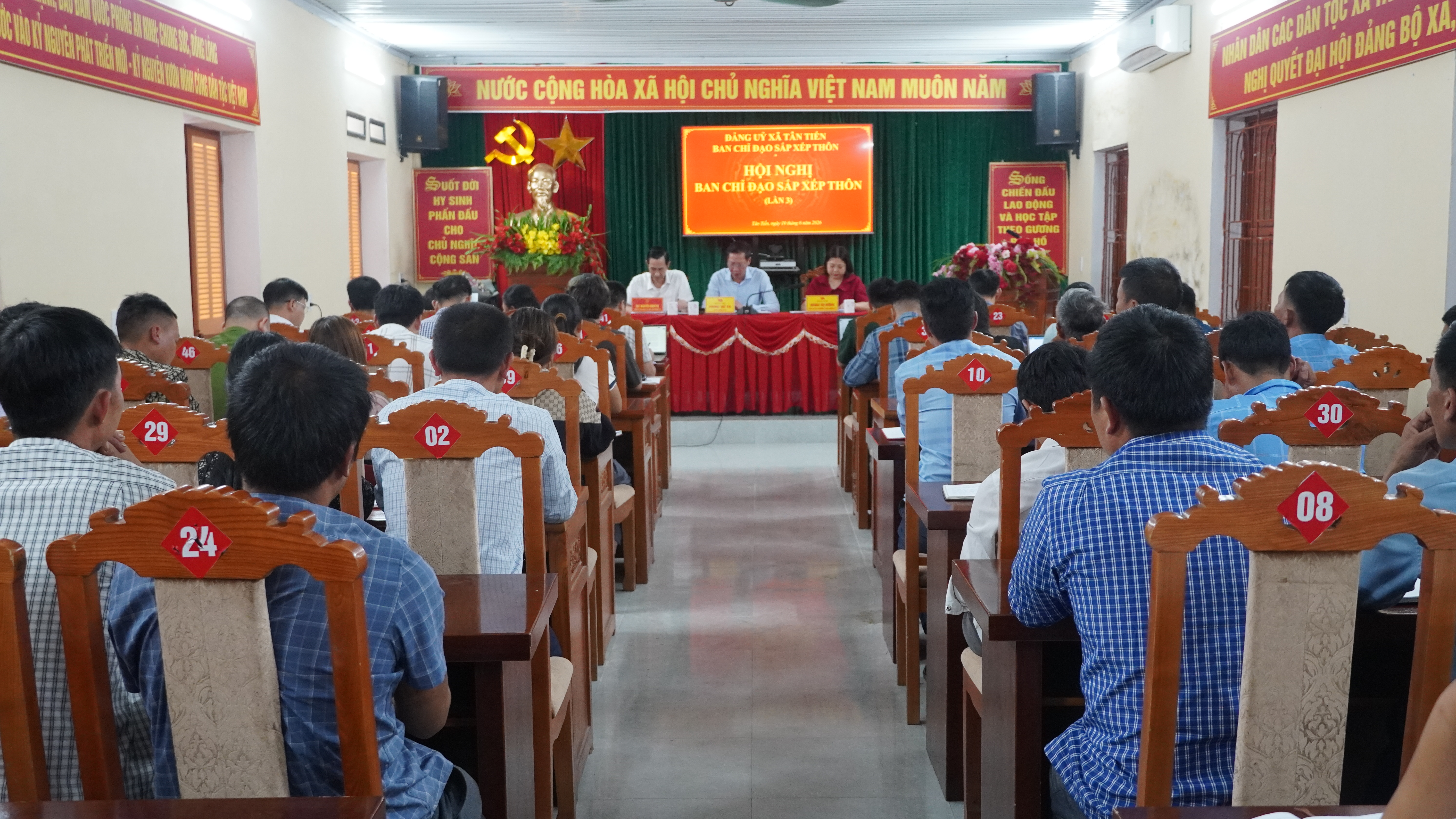 Tân Tiến tổ chức hội nghị ban chỉ đạo sắp xếp thôn và triển khai phương án bố trí, sử dụng người hoạt động không chuyên trách