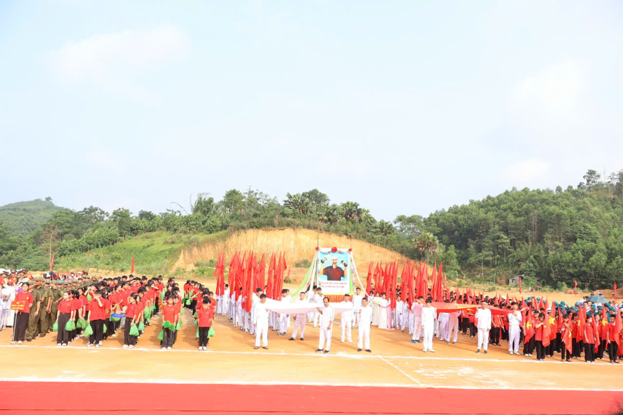 Khai mạc giữa s khấu.jpg