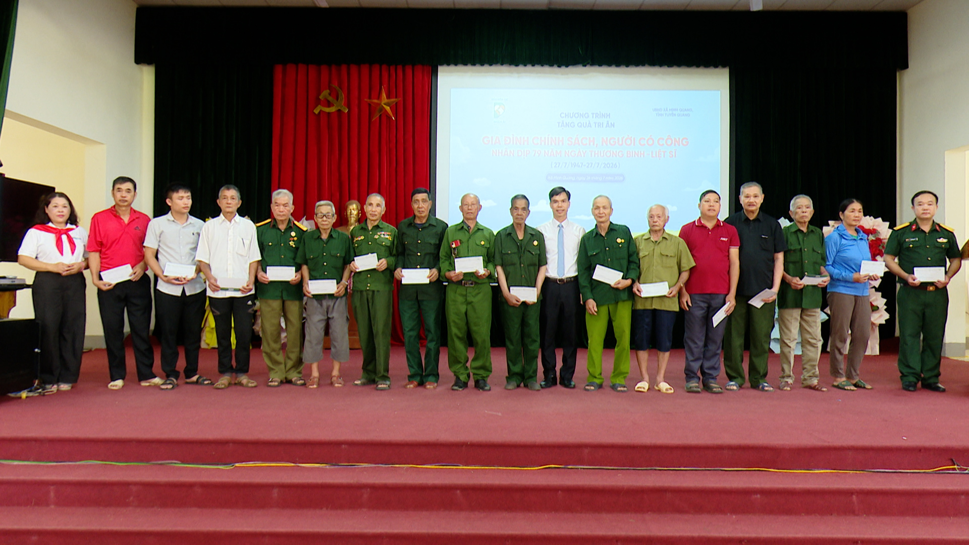 Xã Minh Quang tặng quà tri ân các gia đình chính sách, người có công. 