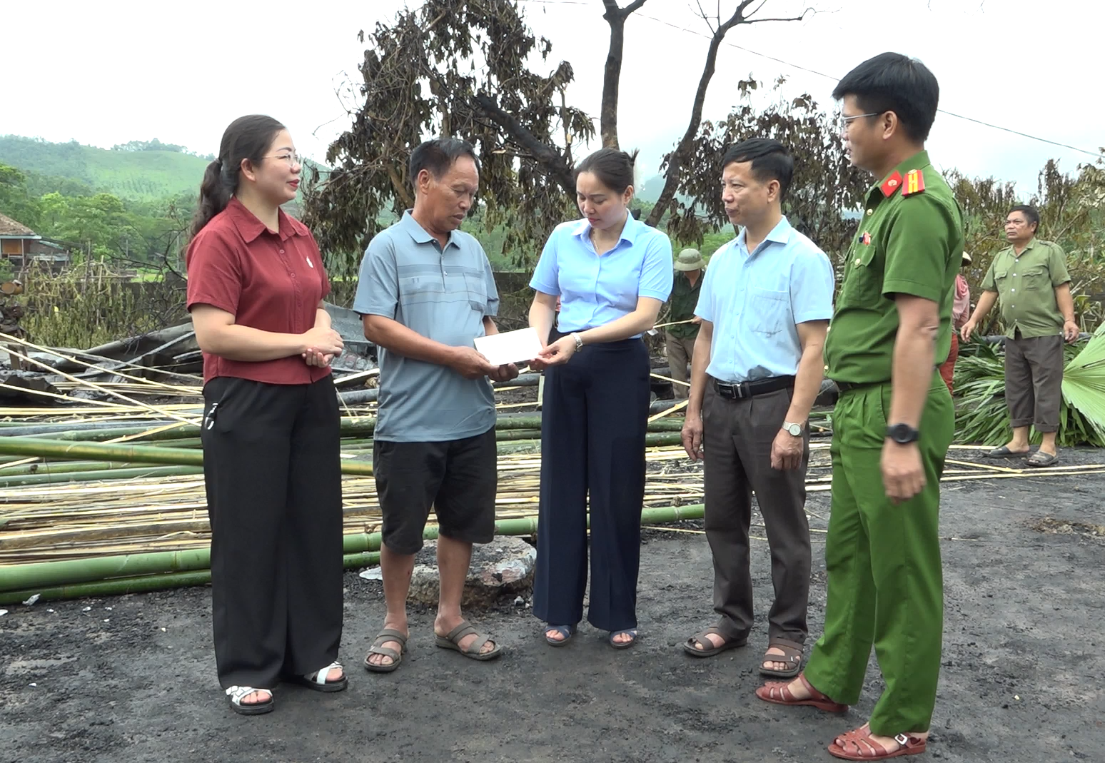 Lãnh đạo xã Hùng An kịp thời thăm hỏi, động viên gia đình bị thiệt hại do hỏa hoạn trên địa bàn