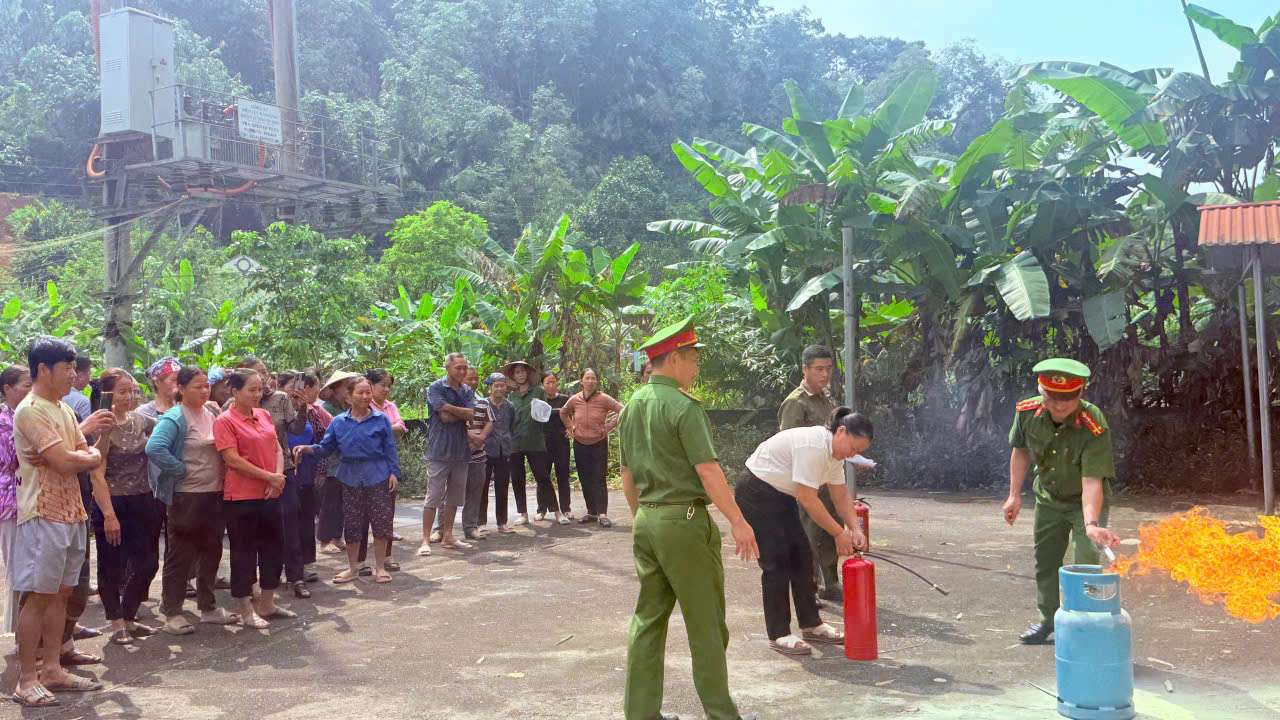 CÔNG AN XÃ LIÊN HIỆP TỔ CHỨC TUYÊN TRUYỀN PHÁP LUẬT VÀ HOẠT ĐỘNG TRẢI NGHIỆM KỸ NĂNG CHO NHÂN DÂN THÔN HỮU SẢN
