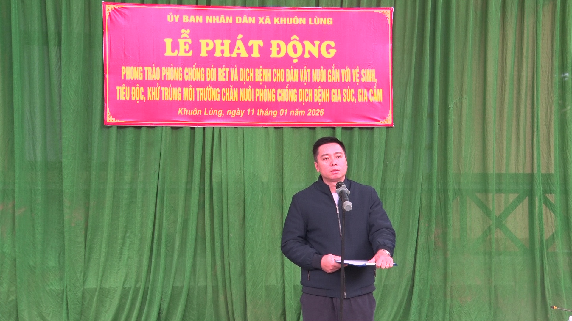 Xã Khuôn Lùng tổ chức Lễ phát động phong trào chống đói rét và dịch bệnh cho đàn vật nuôi gắn với vệ sinh, tiêu độc khử trùng môi trường chăn nuôi phòng chống dịch bệnh gia súc, gia cầm