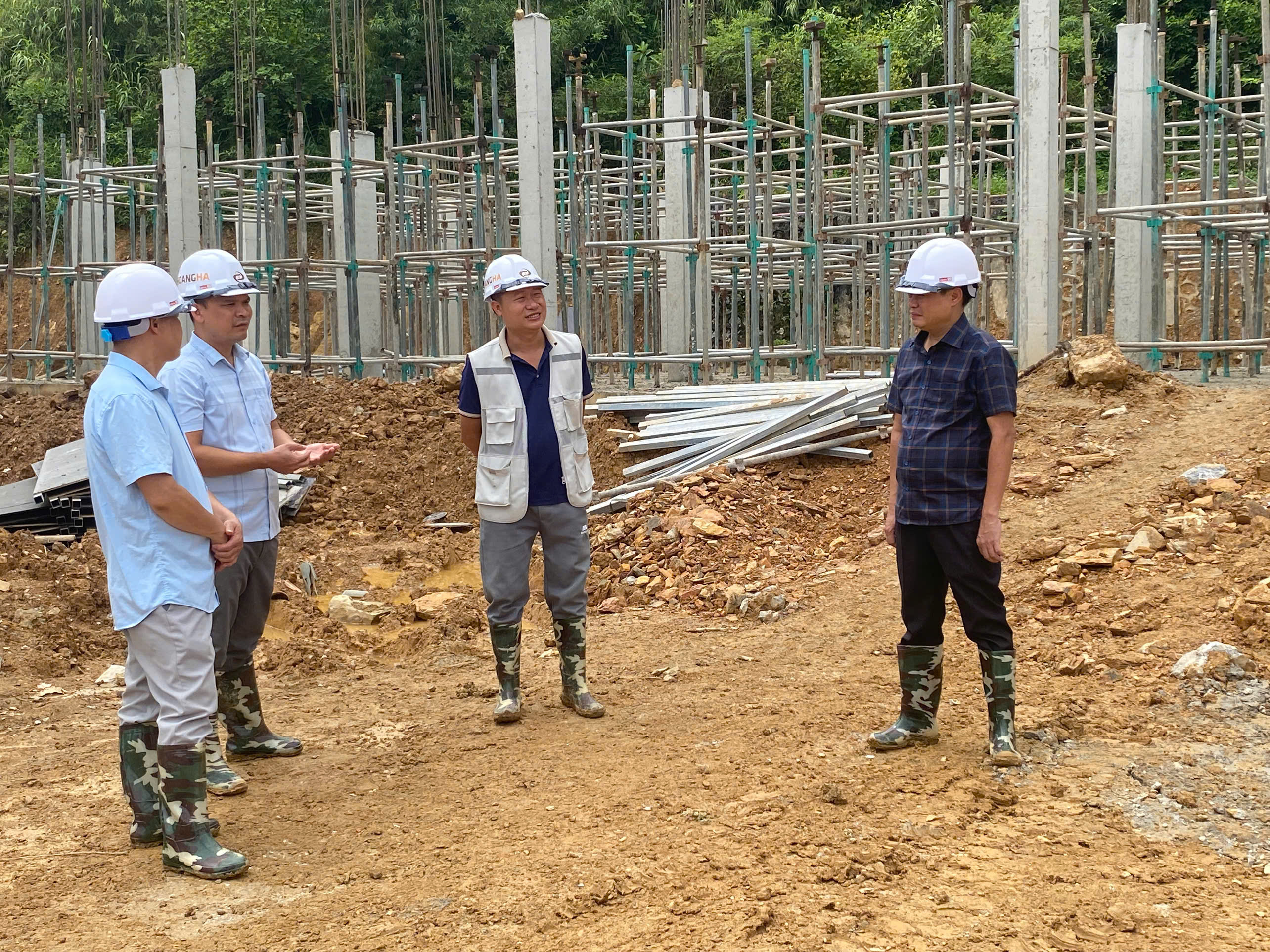 ĐỒNG CHÍ PHẠM NGỌC PHA THĂM, KIỂM TRA CÔNG TRƯỜNG THI CÔNG TRƯỜNG PHỔ THÔNG DÂN TỘC NỘI TRÚ LIÊN CẤP