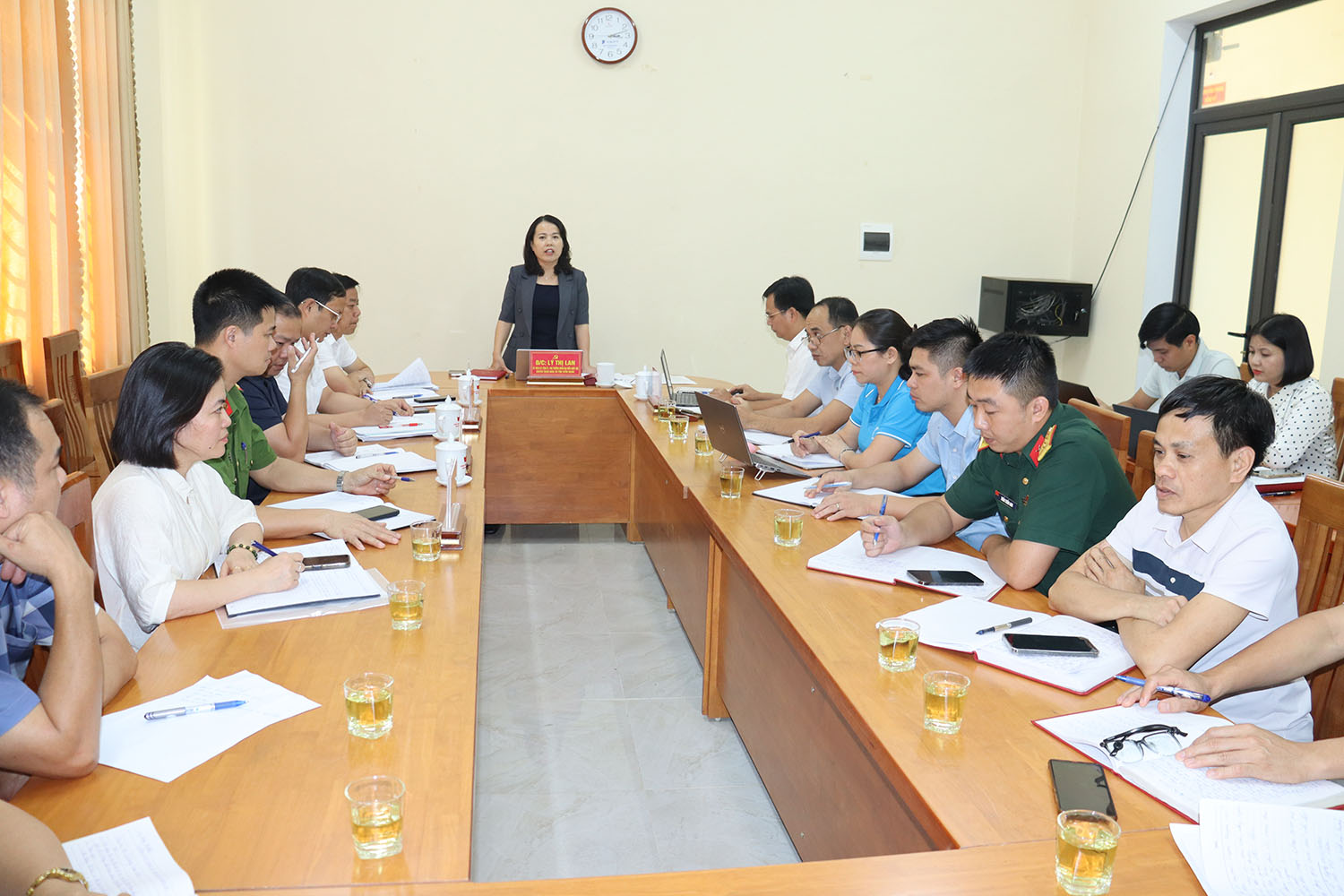 ĐỒNG CHÍ PHÓ TRƯỞNG ĐOÀN ĐẠI BIỂU QUỐC HỘI CHUYÊN TRÁCH TỈNH LÝ THỊ LAN NẮM BẮT TIẾN ĐỘ THỰC HIỆN SÁP NHẬP THÔN TẠI XÃ LỰC HÀNH