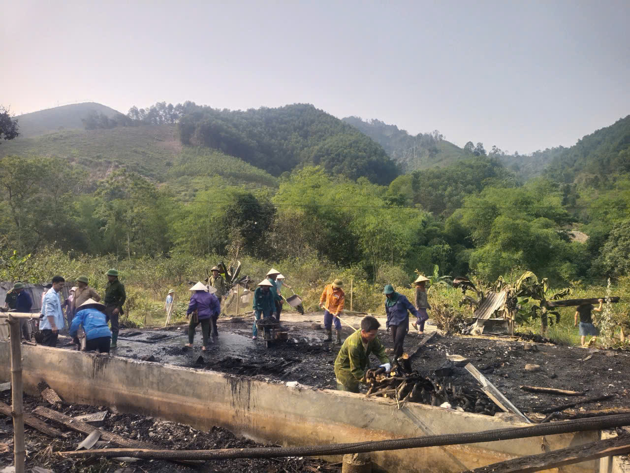 Thăm nh&agrave; bị ch&aacute;y5.jpg