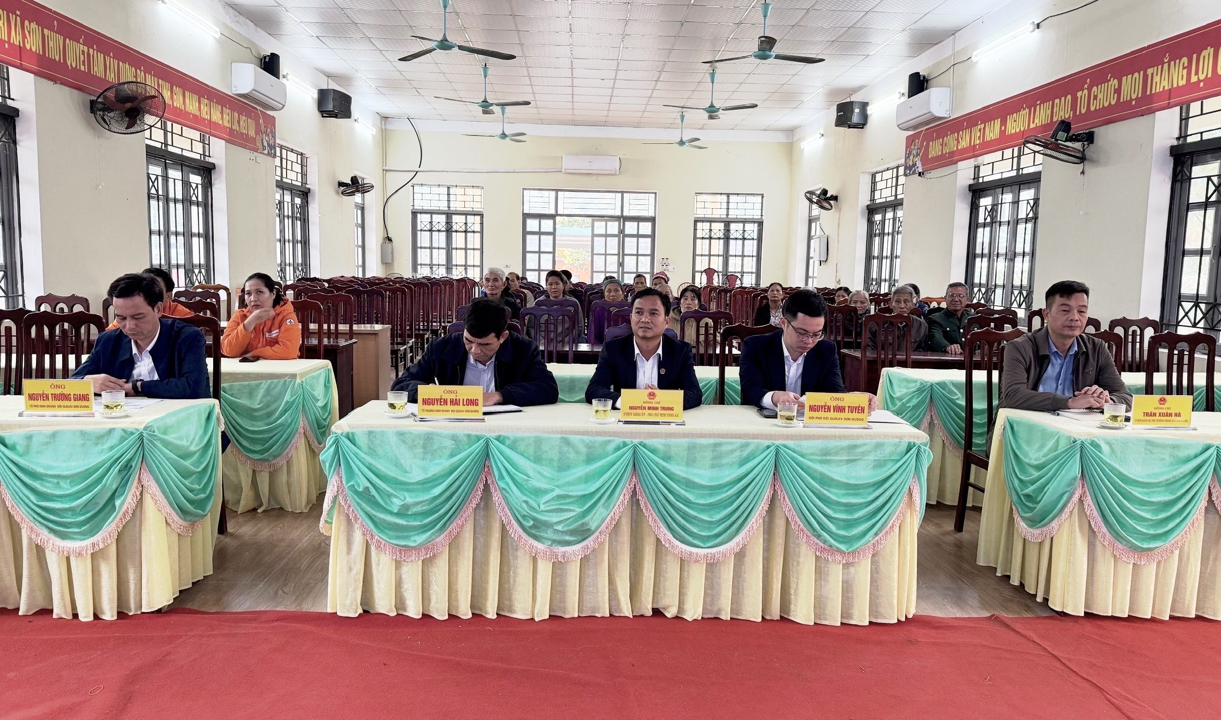 Đội QLĐLKV Sơn Dương phối hợp với UBND xã Sơn Thủy đã trao 30 chăn ấm cho 30 hộ nghèo,  gia đình chính sách.