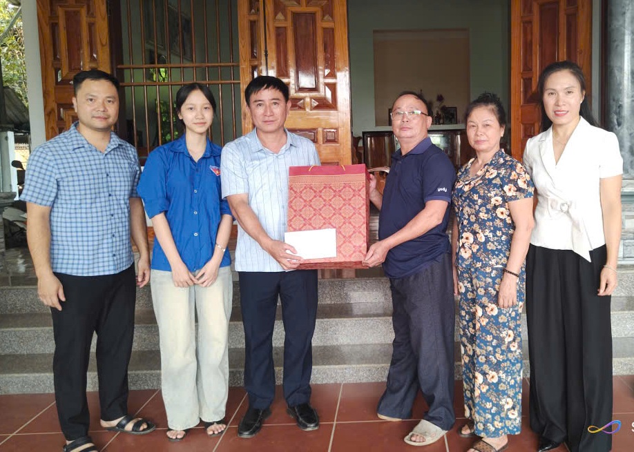Đoàn công tác của xã Minh Thanh thăm, tặng quà các gia đình chính sách, người có công nhân dịp kỷ niệm 79 năm ngày thương binh liệt sỹ.