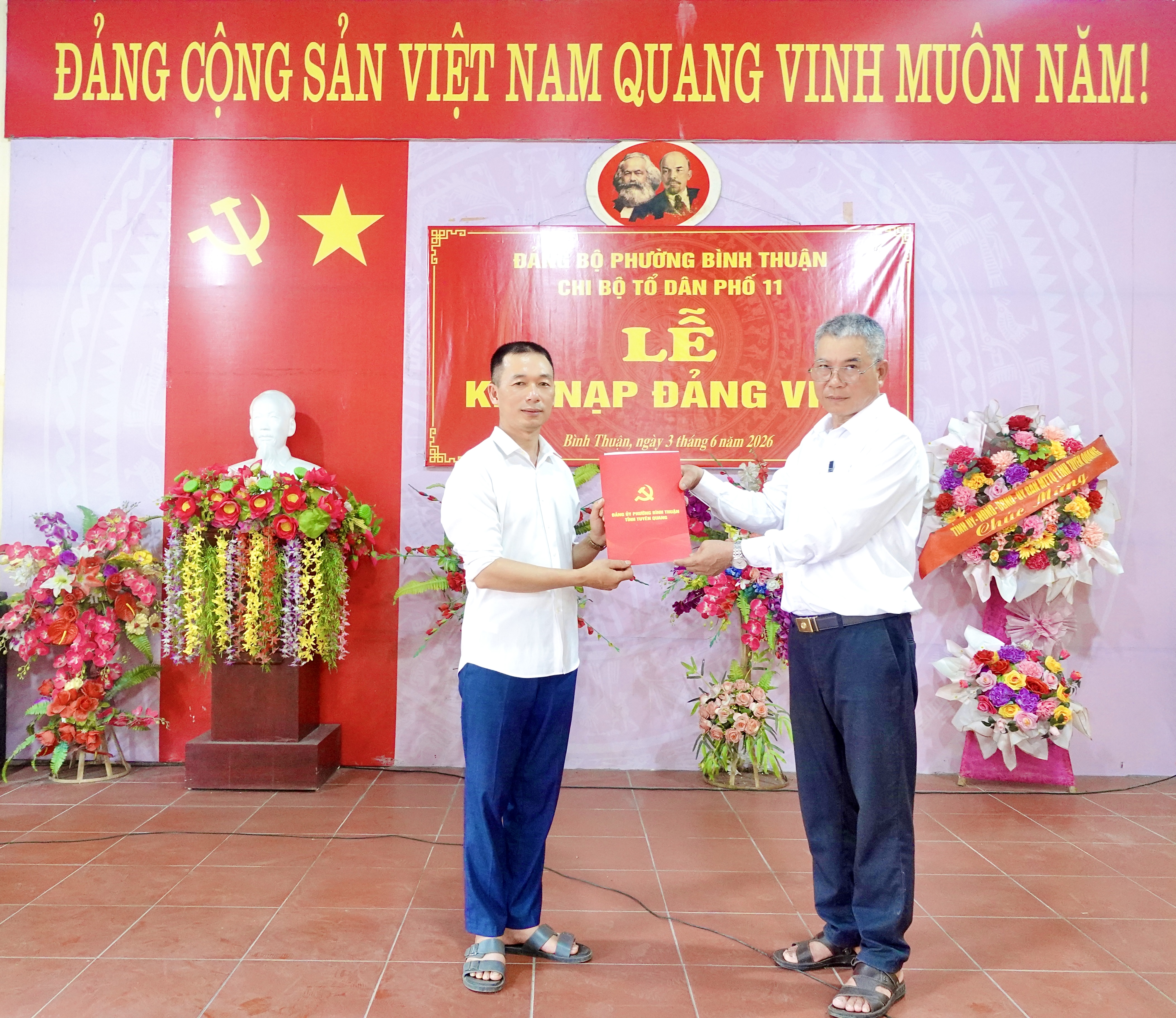 CHI BỘ TỔ DÂN PHỐ 11 TỔ CHỨC LỄ KẾT NẠP ĐẢNG VIÊN
