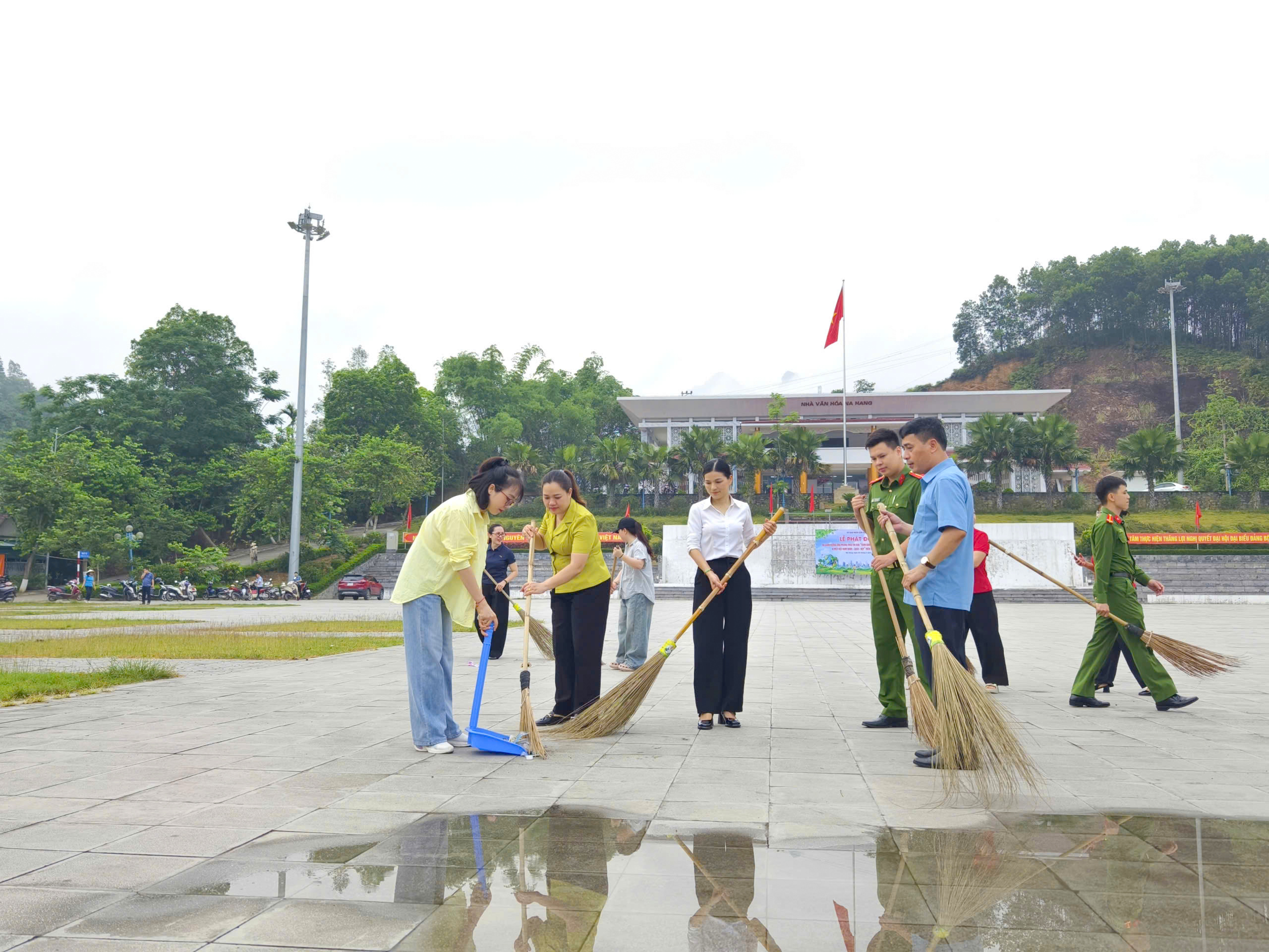 Xã Nà Hang phát động ra quân hưởng ứng phong trào thi đua “Toàn dân chung tay bảo vệ môi trường, vì một Việt Nam xanh - sạch - đẹp”
