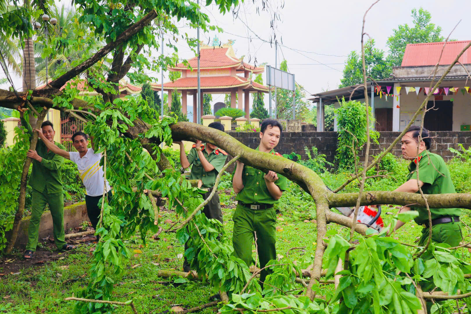 CÔNG AN XÃ TRƯỜNG SINH HỖ TRỢ NHÂN DÂN CẮT TỈA CÂY XANH SAU MƯA BÃO