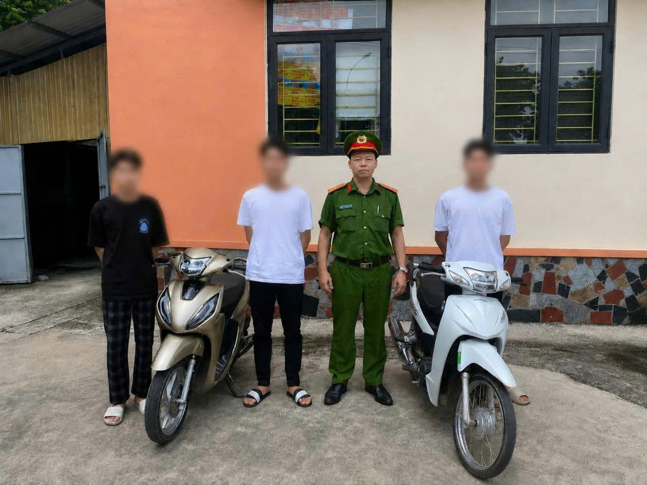 PHÁT HIỆN, XỬ LÝ NHÓM THANH NIÊN ĐI XE ĐẠP “BỐC ĐẦU, LẠNG LÁCH, KHÔNG ĐỘI MŨ BẢO HIỂM”