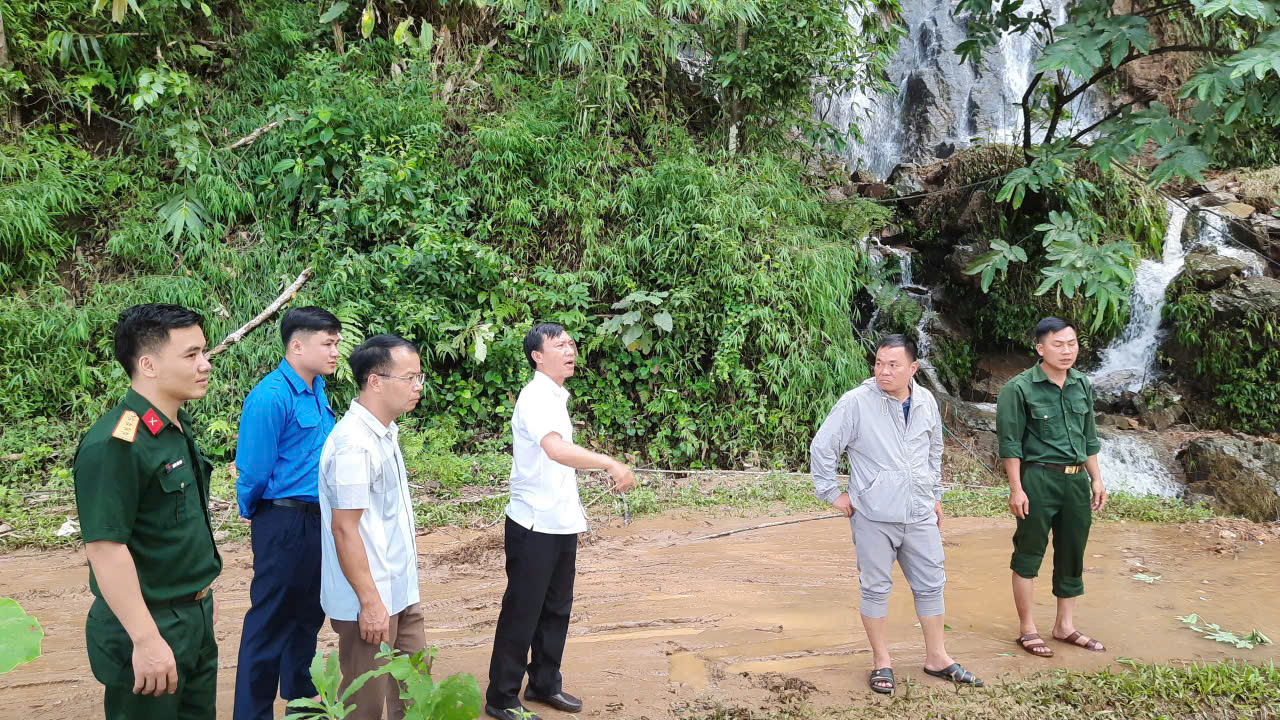 Bí thư Đảng ủy và Chủ tịch UBND xã Giáp Trung kiểm tra một số điểm sạt lở do mưa lớn gây ra trên địa bàn