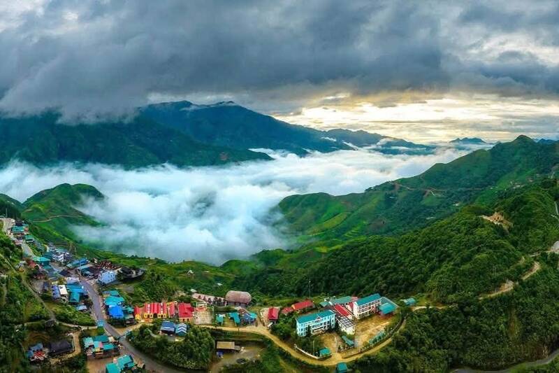 Tà Xùa đẹp mê mẩn sau mưa, biển mây phủ kín thung lũng