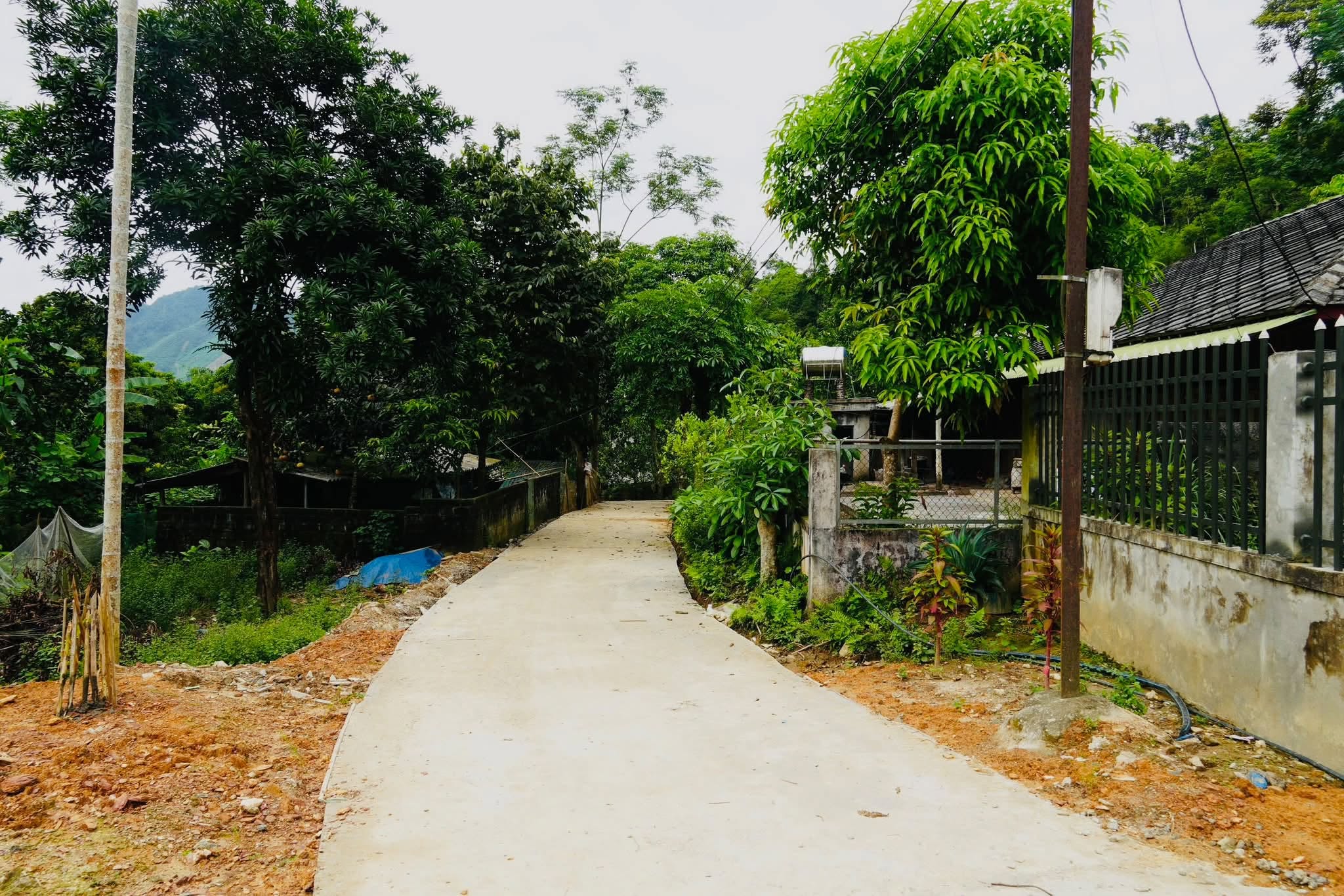 Nhân dân xóm tái định cư Bản Mịch chung sức hoàn thành tuyến đường giao thông nông thôn