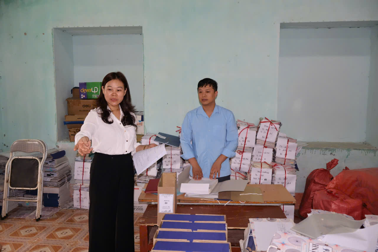 UBND xã Vĩnh Tuy kiểm tra tiến độ sắp xếp, chỉnh lý, số hóa hồ sơ tài liệu