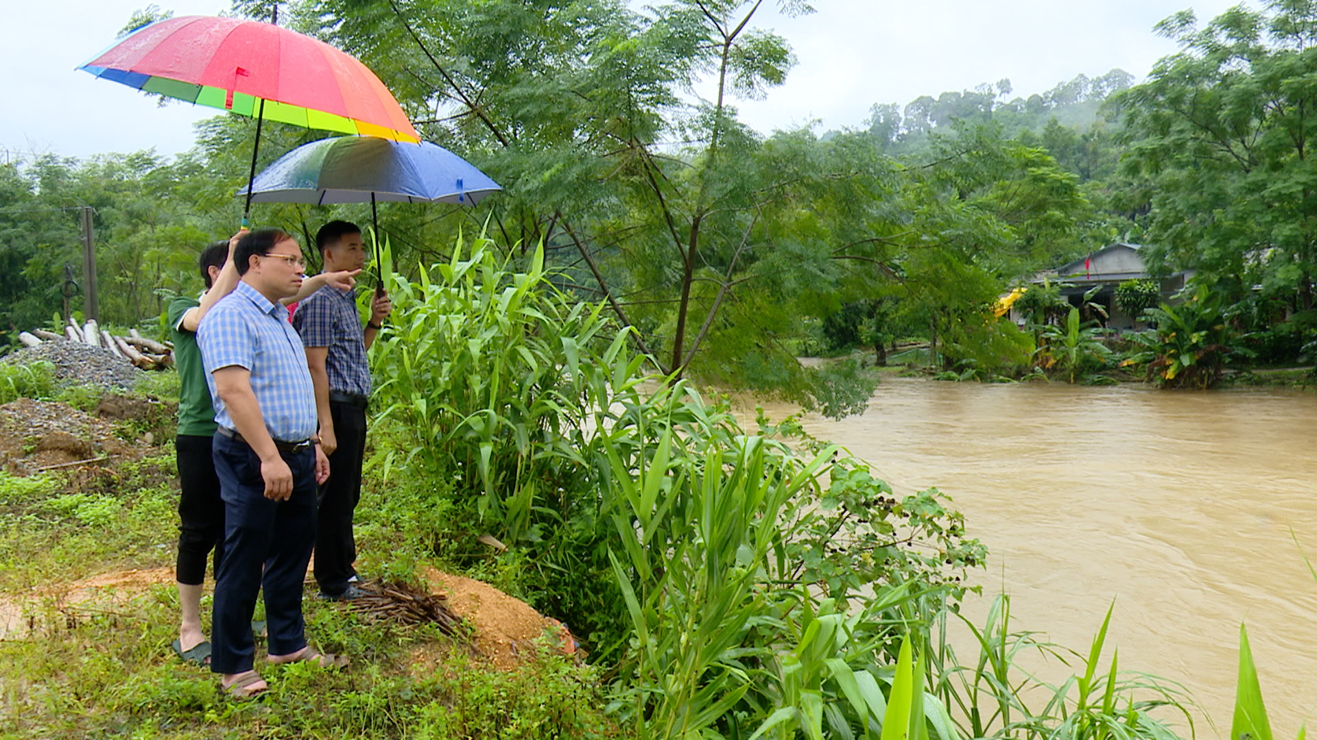 Đồng chí Âu Thế Thái, Ủy viên Ban Chấp hành Đảng bộ tỉnh, Bí thư Đảng ủy xã kiểm tra công tác ứng phó với mưa, lũ trên địa bàn xã Lâm Bình