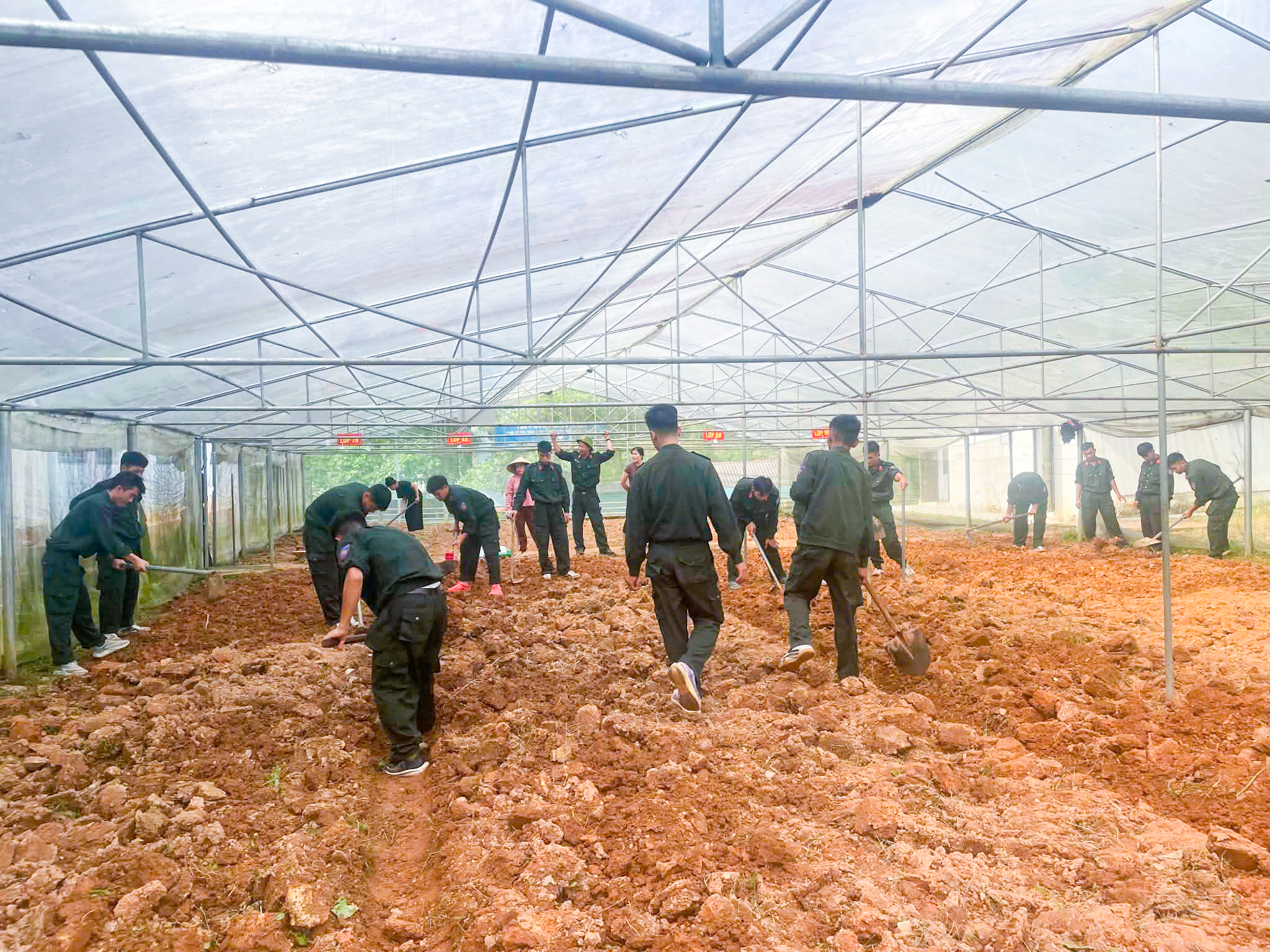 (Quang Bình - Tuyên Quang) NGƯỜI LÍNH ĐỒNG HÀNH CÙNG HỌC SINH VÙNG CAO CHUẨN BỊ NĂM HỌC MỚI