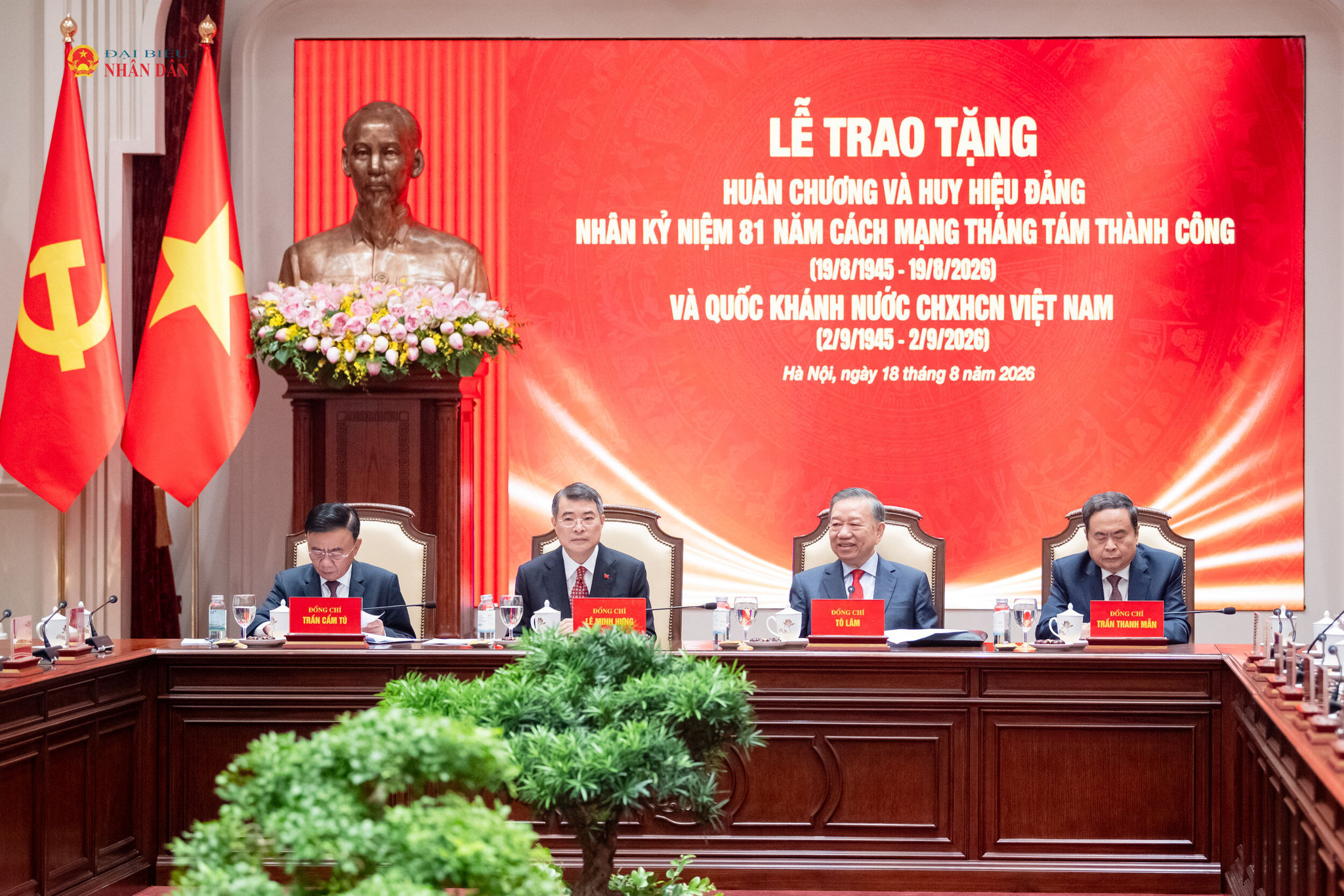 Tổng Bí thư, Chủ tịch nước Tô Lâm chủ trì gặp mặt và trao Huân chương, Huy hiệu Đảng tặng Ủy viên Bộ Chính trị, Ủy viên Trung ương Đảng qua các thời kỳ