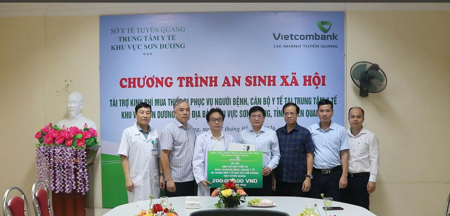 Vietcombank Chi nhánh Tuyên Quang trao hỗ trợ an sinh xã hội cho Trung tâm Y tế khu vực Sơn Dương