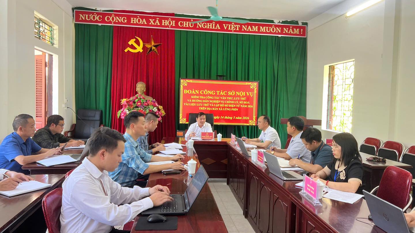 Đoàn công tác của Sở Nội vụ làm việc tại xã Lũng Phìn