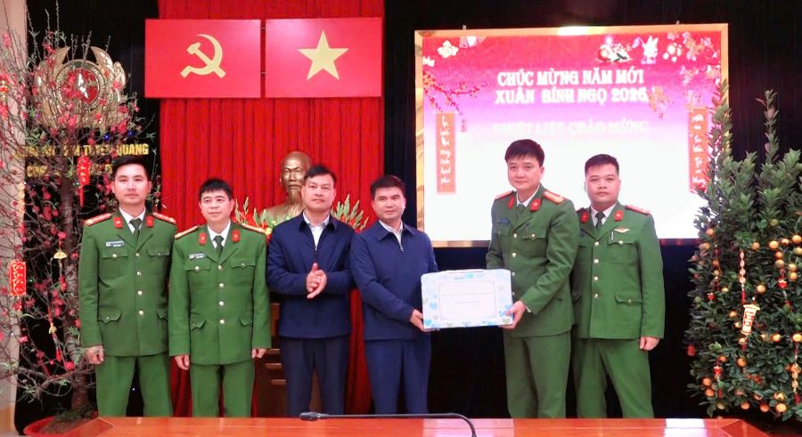 Đồng chí Trần Minh Hữu -Phó Bí thư Đảng ủy, Chủ tịch UBND xã thăm, tặng quà và chúc tết đơn vị công an xã