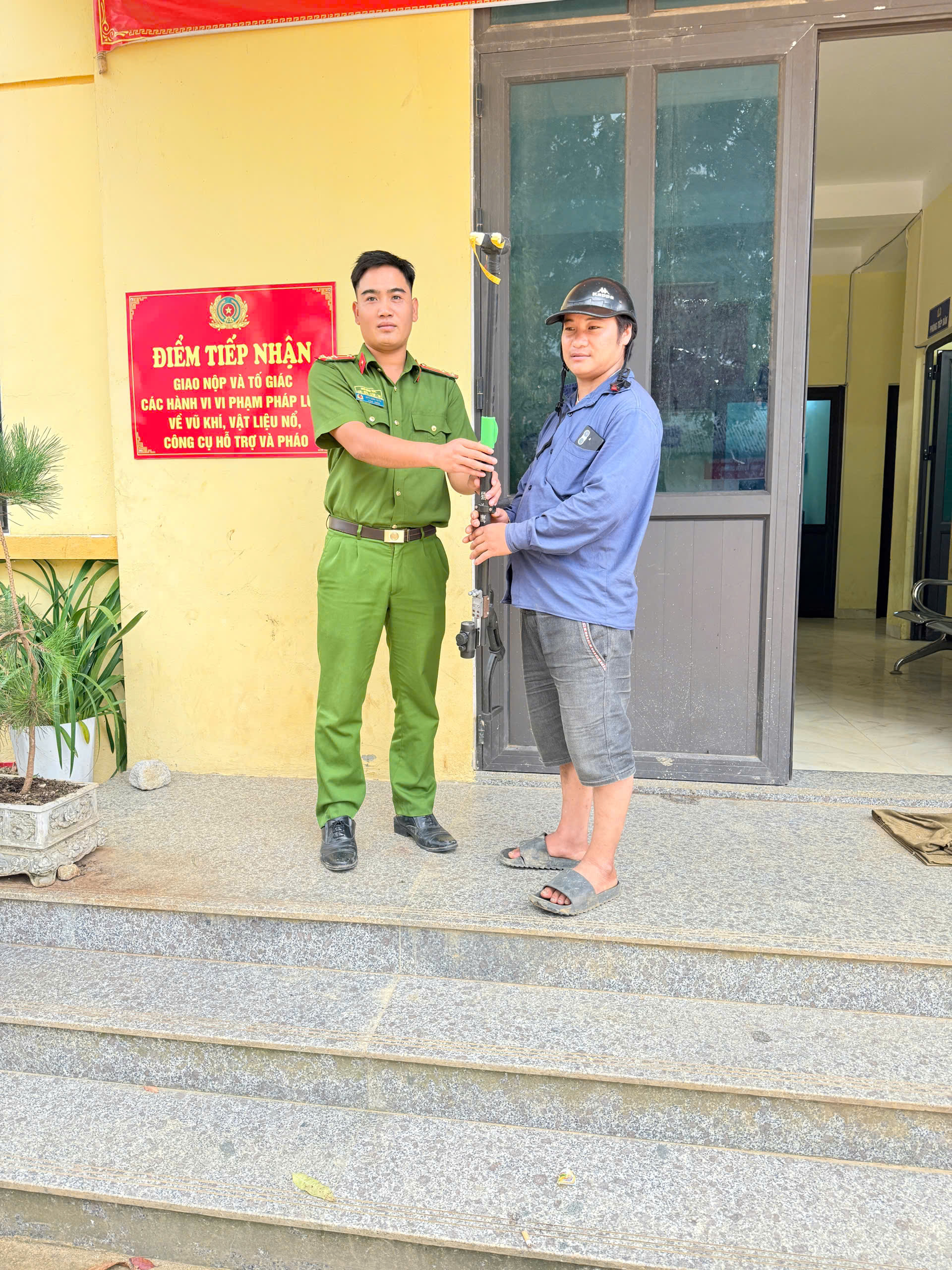LAN TỎA TINH THẦN THƯỢNG TÔN PHÁP LUẬT: NGƯỜI DÂN KHÂU VAI TỰ NGUYỆN GIAO NỘP 02 KHẨU SÚNG TỰ CHẾ