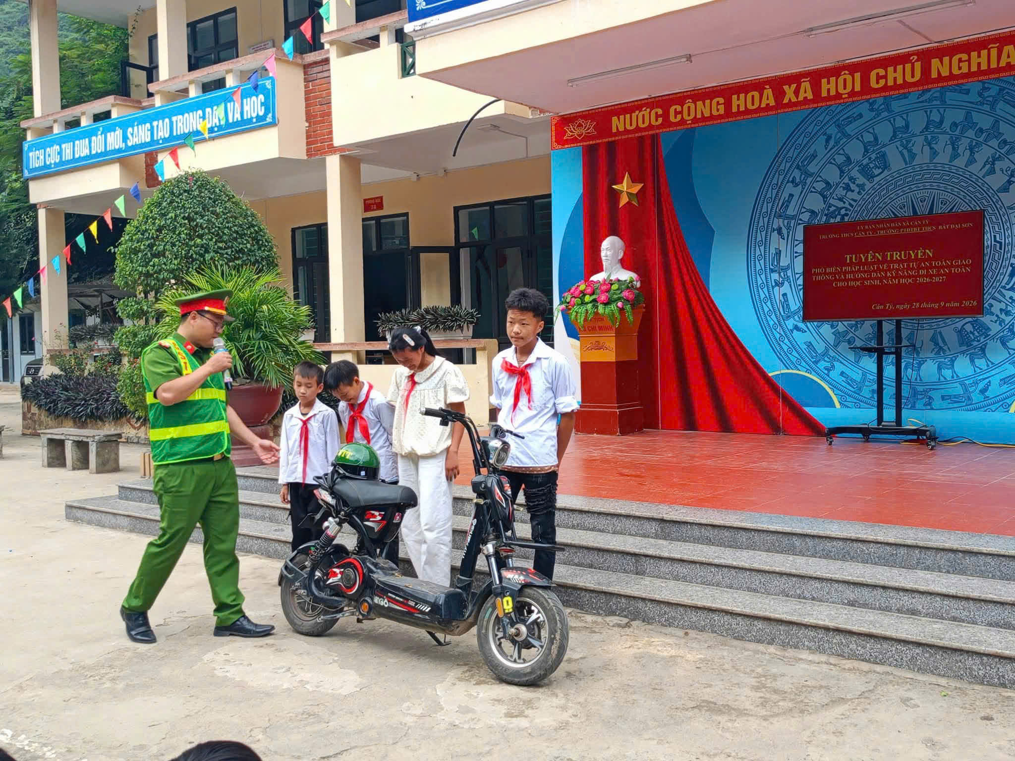 CÔNG AN XÃ CÁN TỶ TĂNG CƯỜNG TUYÊN TRUYỀN, PHỔ BIẾN PHÁP LUẬT VỀ AN TOÀN GIAO THÔNG CHO HỌC SINH