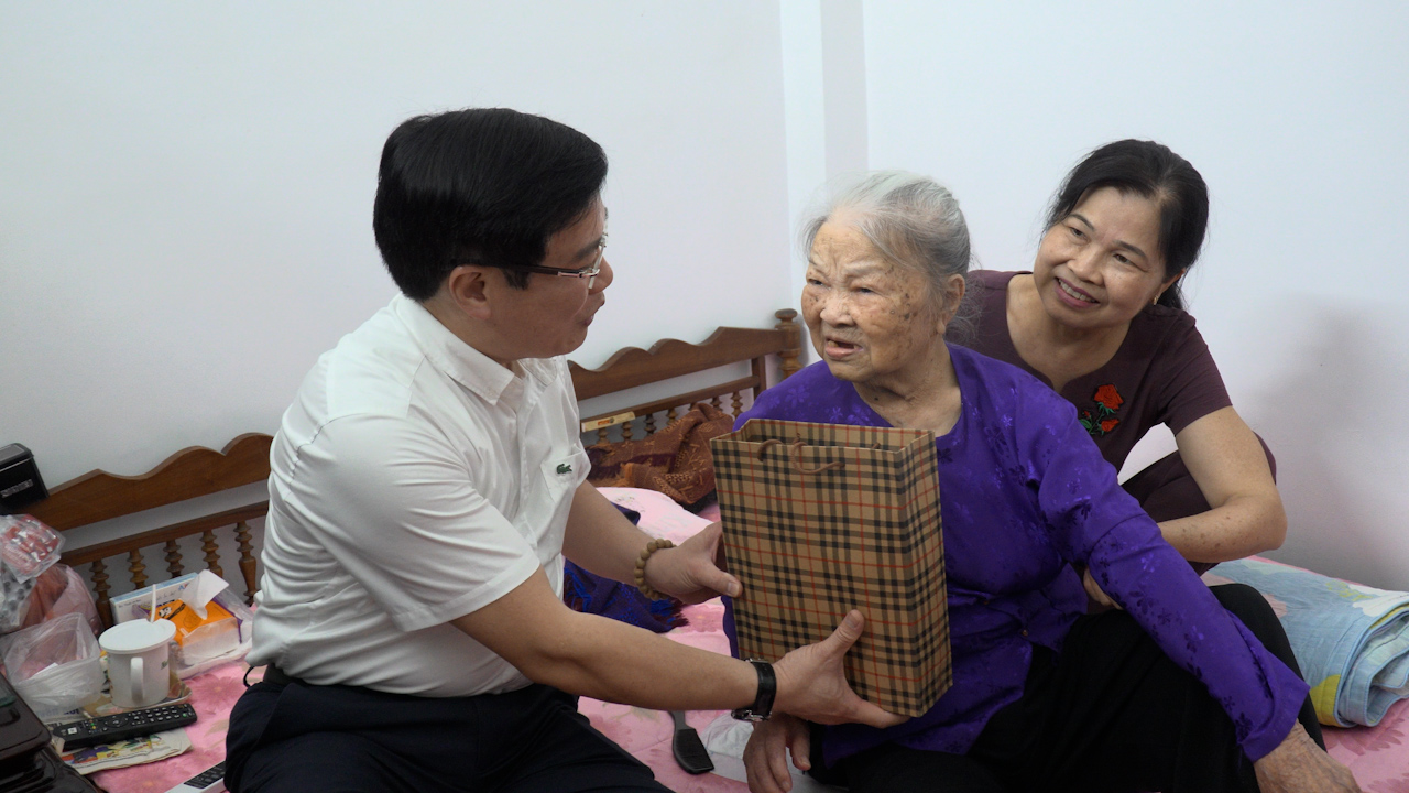 PHÓ BÍ THƯ THƯỜNG TRỰC ĐẢNG UỶ, CHỦ TỊCH HĐND PHƯỜNG HÀ GIANG 1 THĂM HỎI, TẶNG QUÀ NGƯỜI CAO TUỔI NHÂN THÁNG HÀNH ĐỘNG VÌ NGƯỜI CAO TUỔI