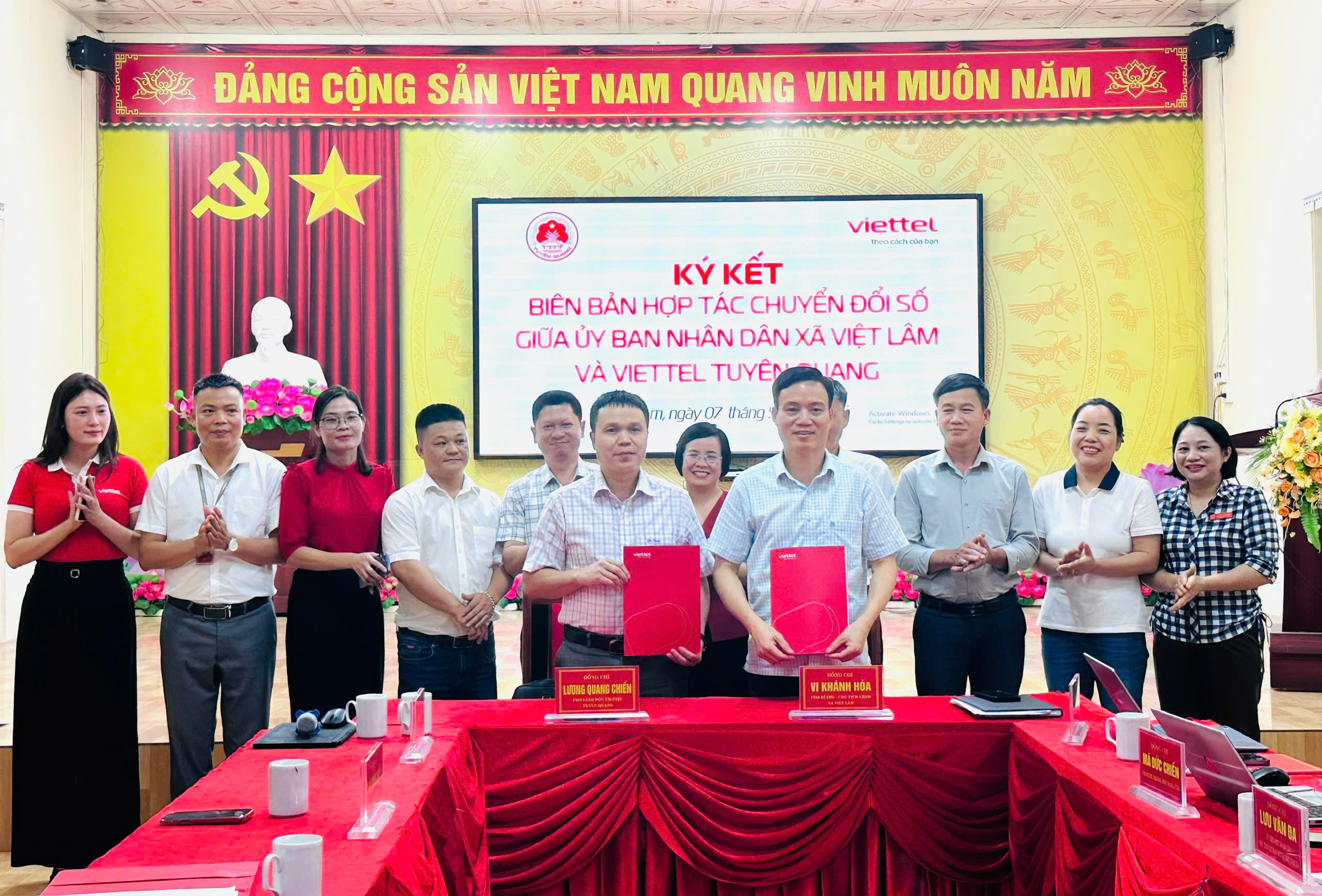 LỄ KÝ KẾT BIÊN BẢN HỢP TÁC CHUYỂN ĐỔI SỐ GIỮA UBND XÃ VIỆT LÂM VÀ VIETTEL TUYÊN QUANG