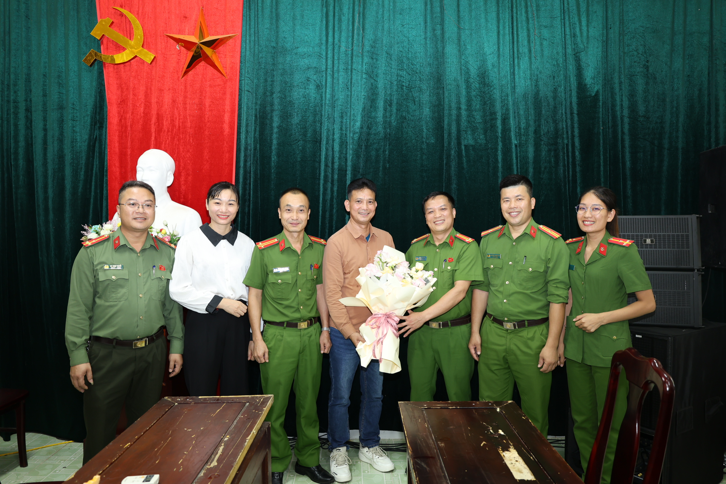 Hạt Kiểm lâm khu vực VI, Ban Quản lý rừng phòng hộ Lâm Bình và Công an xã Lâm Bình thăm, chúc mừng Trung tâm Dịch vụ công xã Lâm Bình