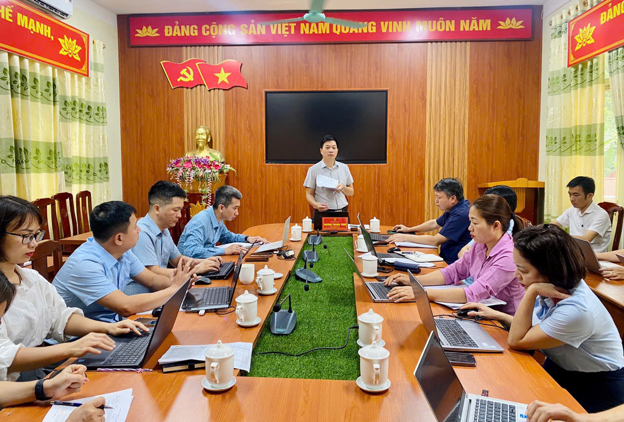 Đồng chí Hoàng Thanh Tịnh - Bí thư Đảng ủy, Chủ tịch HĐND xã làm việc với UBND xã