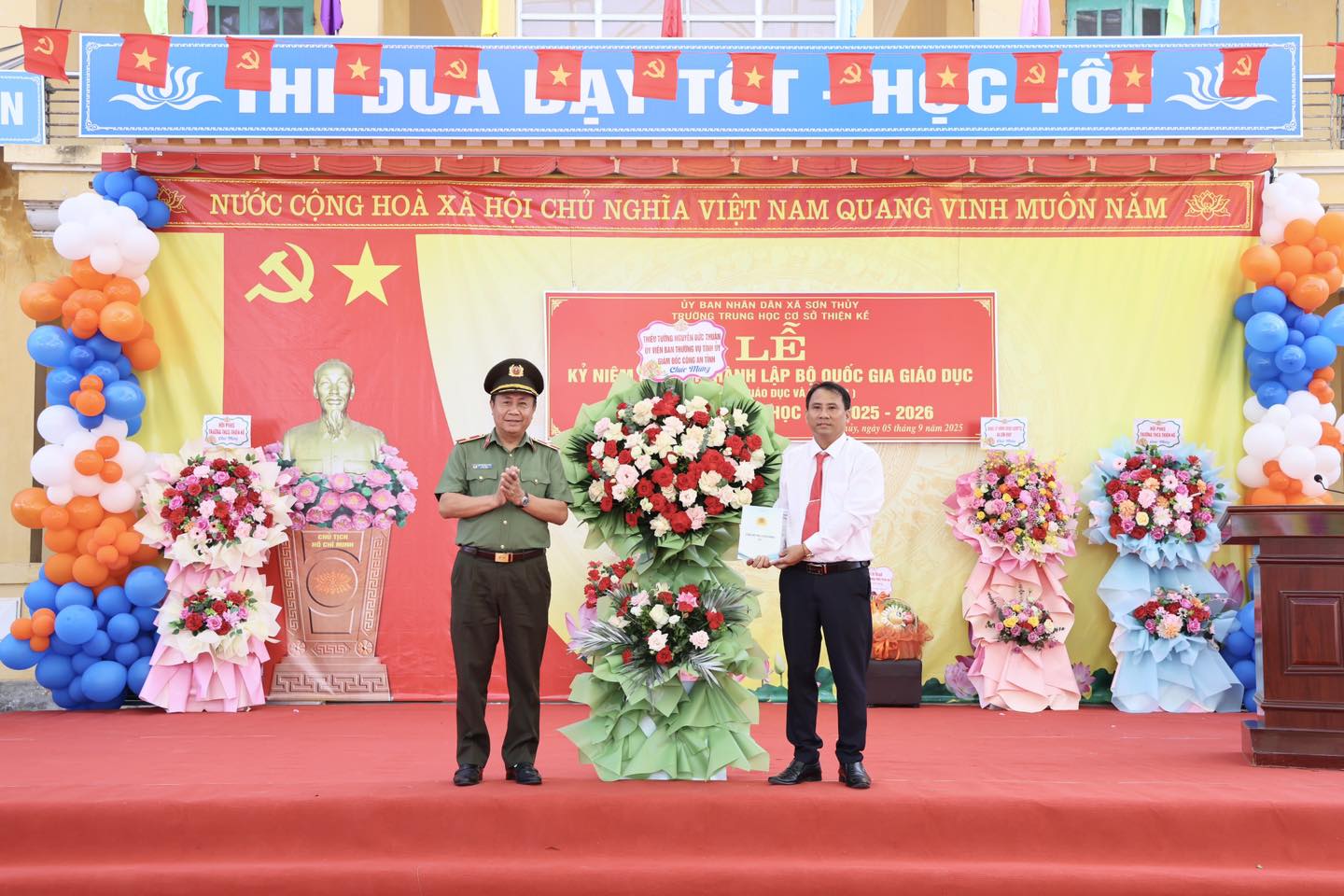 ĐỒNG CHÍ GIÁM ĐỐC CÔNG AN TỈNH DỰ KHAI GIẢNG NĂM HỌC MỚI TẠI TRƯỜNG THCS THIỆN KẾ