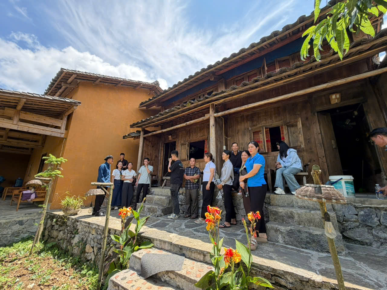 Phòng Văn hóa - Xã hội xã Tùng Bá tổ chức Đoàn đại biểu xã đi thực tế, học tập kinh nghiệm các mô hình phát triển du lịch cộng đồng gắn với bảo tồn, phát huy bản sắc văn hóa dân tộc năm 2026 tại các xã vùng cao thuộc Công viên địa chất toàn cầu Cao nguyên đá Đồng Văn
