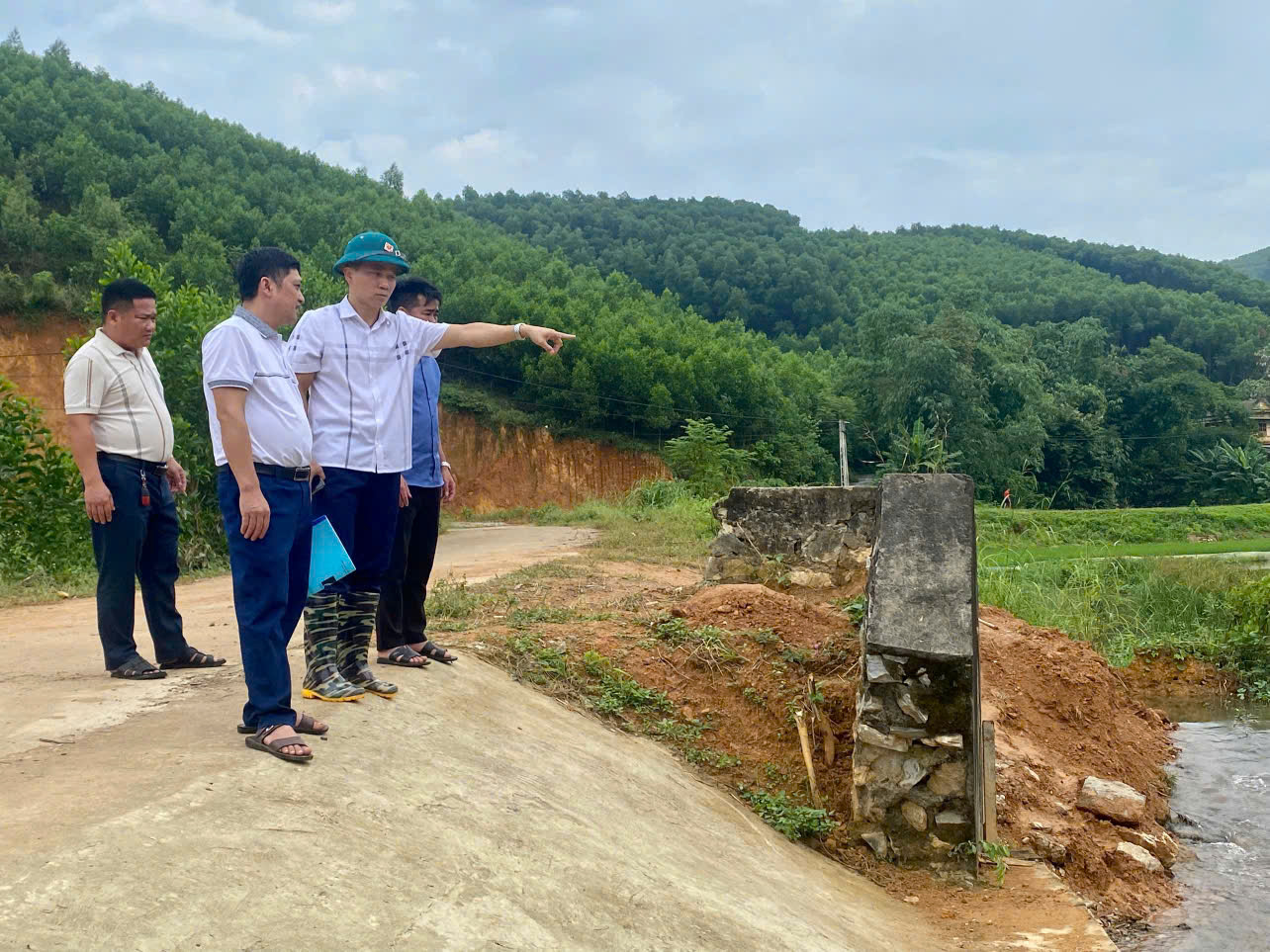 Đồng chí Phạm Hữu Tân, Bí thư Đảng uỷ xã kiểm tra một số công trình xây dựng trên địa bàn xã