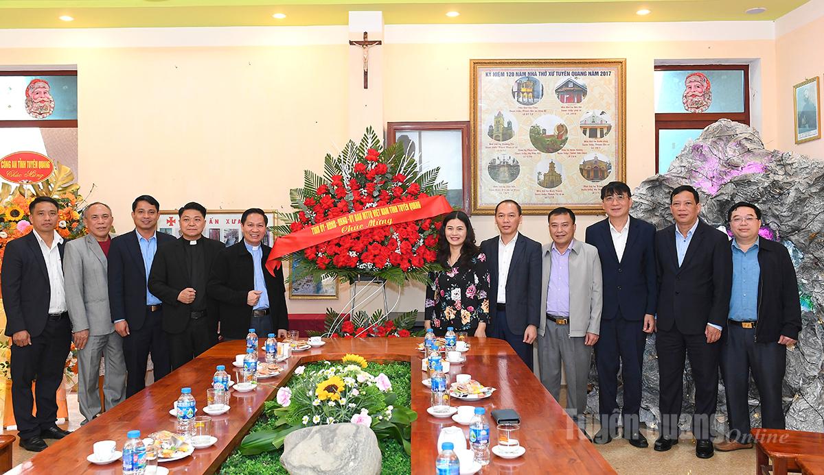 Phó Chủ tịch UBND tỉnh Vương Ngọc Hà thăm, chúc mừng Giáo xứ Tuyên Quang nhân dịp Lễ Giáng sinh năm 2025