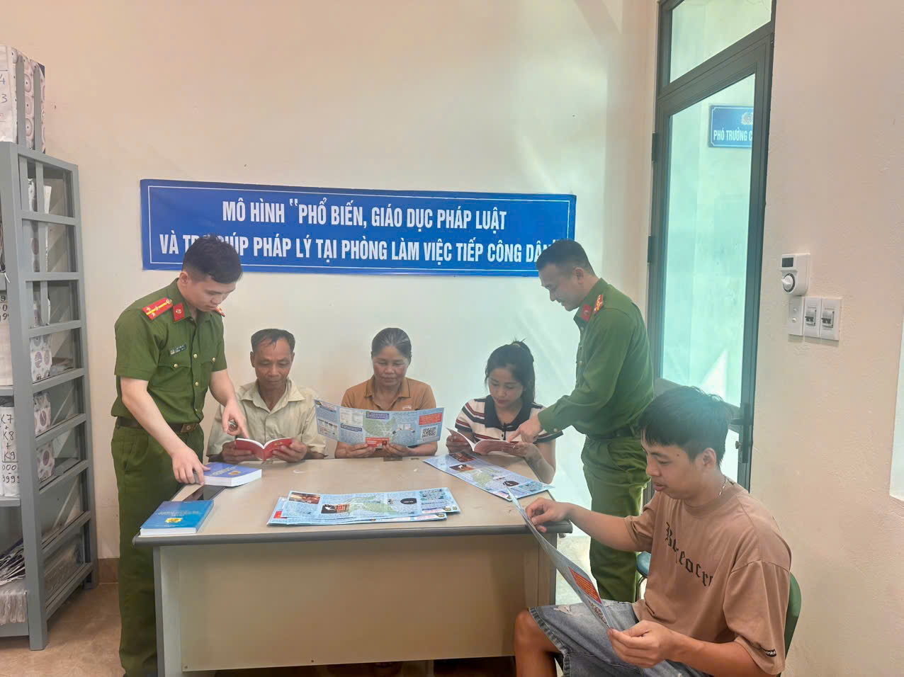 CÔNG AN XÃ YÊN PHÚ XÂY DỰNG, DUY TRÌ HOẠT ĐỘNG CỦA MÔ HÌNH ĐIỂM PHỔ BIẾN, GIÁO DỤC PHÁP LUẬT TẠI PHÒNG TIẾP CÔNG DÂN