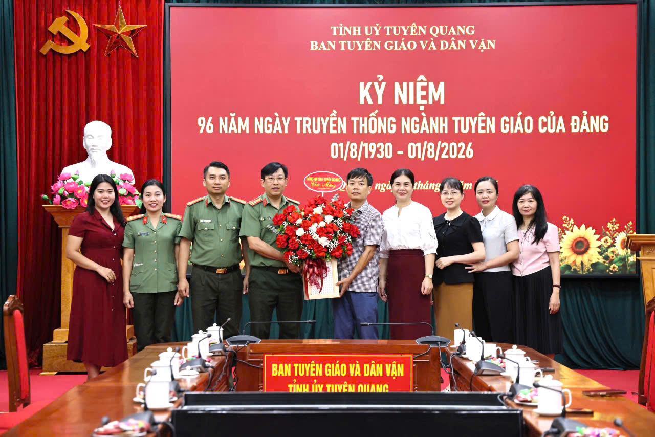 LÃNH ĐẠO CÔNG AN TỈNH CHÚC MỪNG BAN TUYÊN GIÁO VÀ DÂN VẬN TỈNH ỦY NHÂN KỶ NIỆM 96 NĂM NGÀY TRUYỀN THỐNG NGÀNH TUYÊN GIÁO