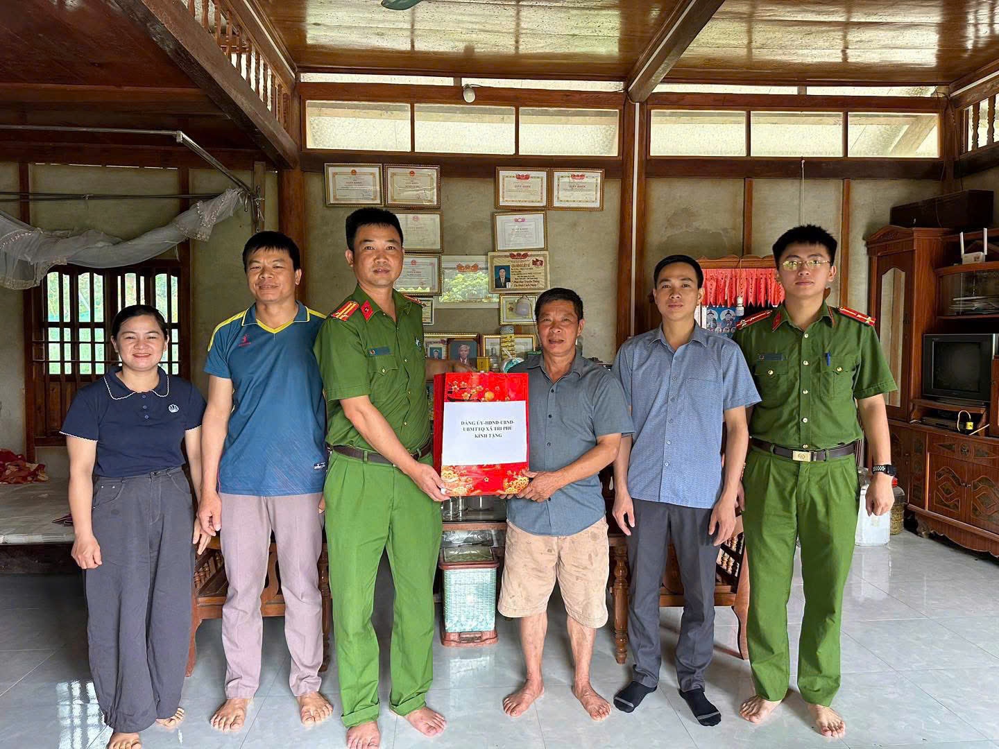 CÔNG AN XÃ TRI PHÚ THĂM, TẶNG QUÀ CÁC GIA ĐÌNH CHÍNH SÁCH NHÂN KỶ NIỆM 79 NĂM NGÀY THƯƠNG BINH - LIỆT SĨ