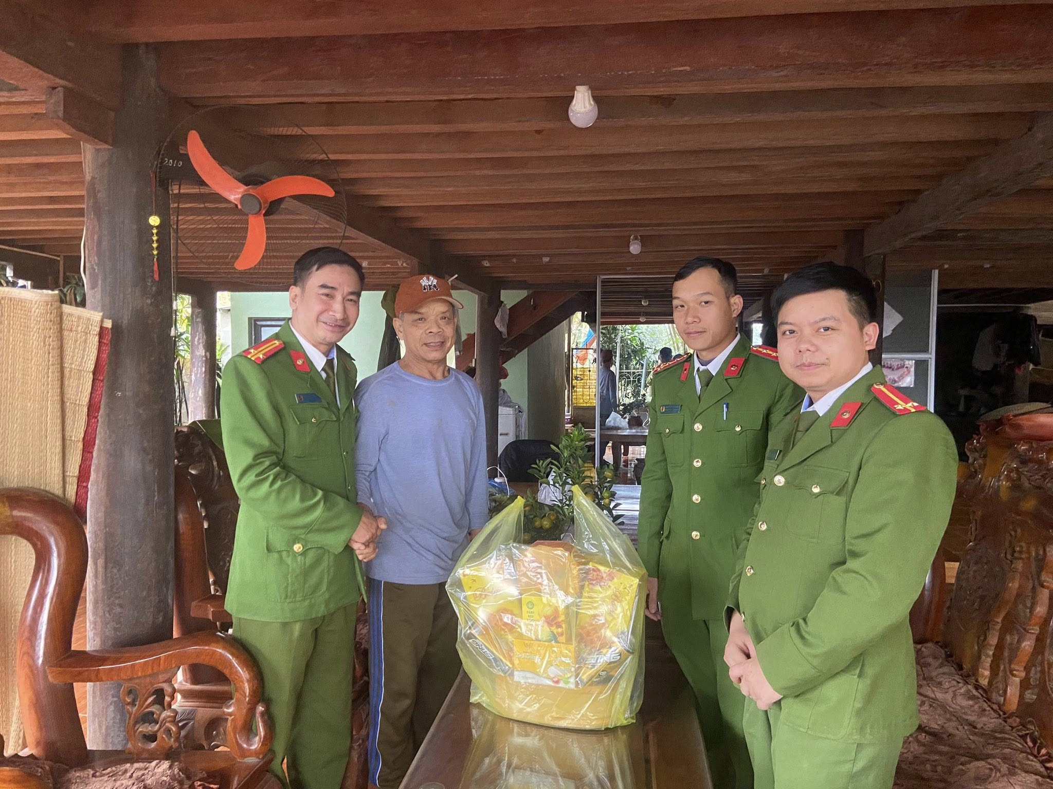 CÔNG AN XÃ QUANG BÌNH TỔ CHỨC THĂM VÀ TẶNG QUÀ NGUYÊN LÃNH ĐẠO, CÁN BỘ CÔNG AN HƯU TRÍ TRÊN ĐỊA BÀN