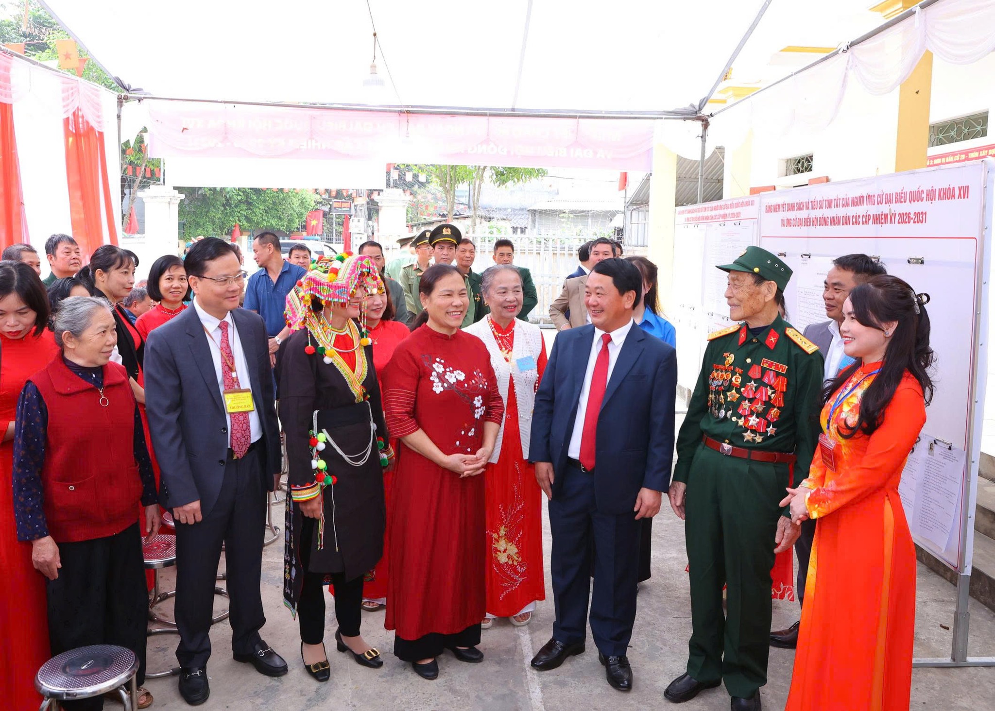 Đồng chí Bí thư Tỉnh ủy Hầu A Lềnh kiểm tra công tác bầu cử tại xã Sơn Dương 