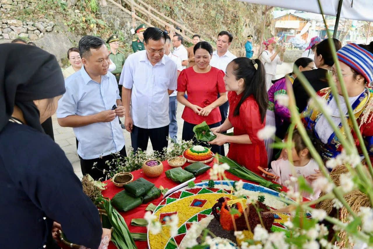 Phó Chủ tịch UBND tỉnh Đỗ Hùng Đức thăm không gian Hội thi Ẩm thực xã Đồng Văn lần thứ II năm 2026