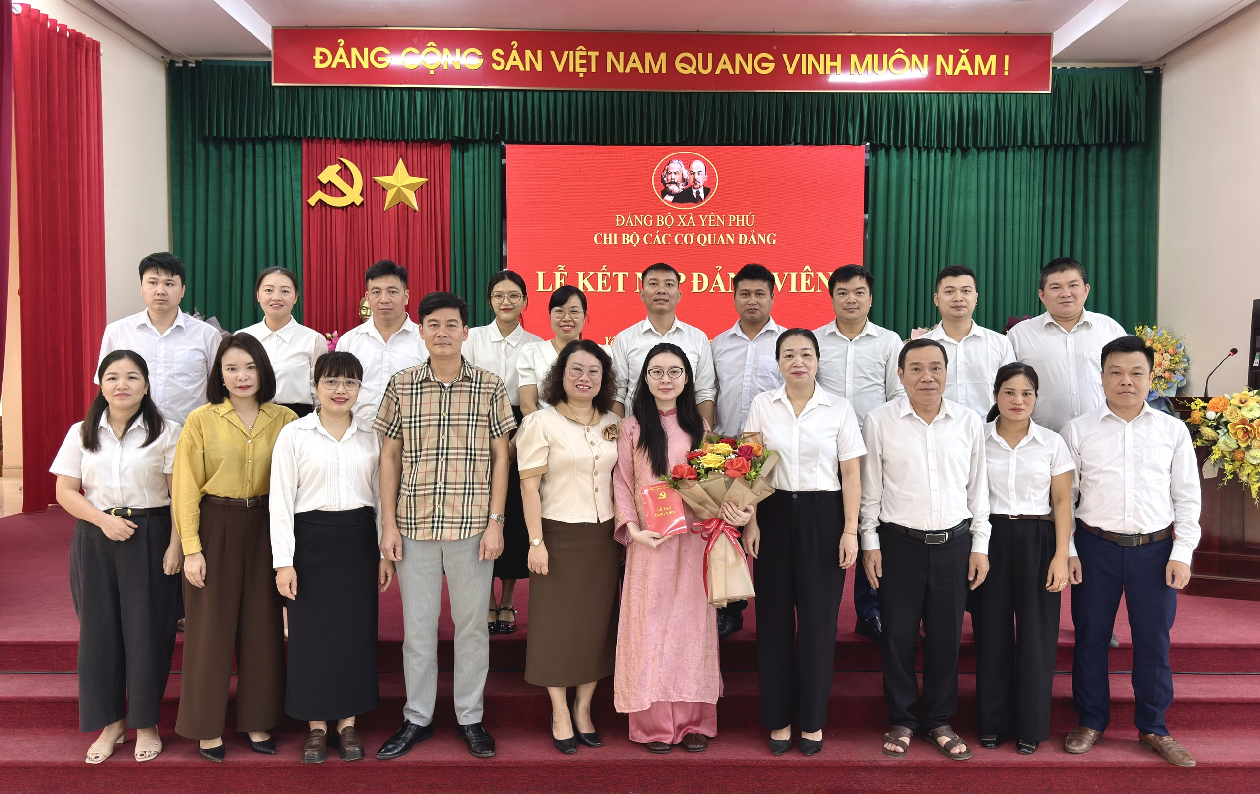 LỄ KẾT NẠP ĐẢNG VIÊN MỚI CỦA CHI BỘ CÁC CƠ QUAN ĐẢNG XÃ YÊN PHÚ