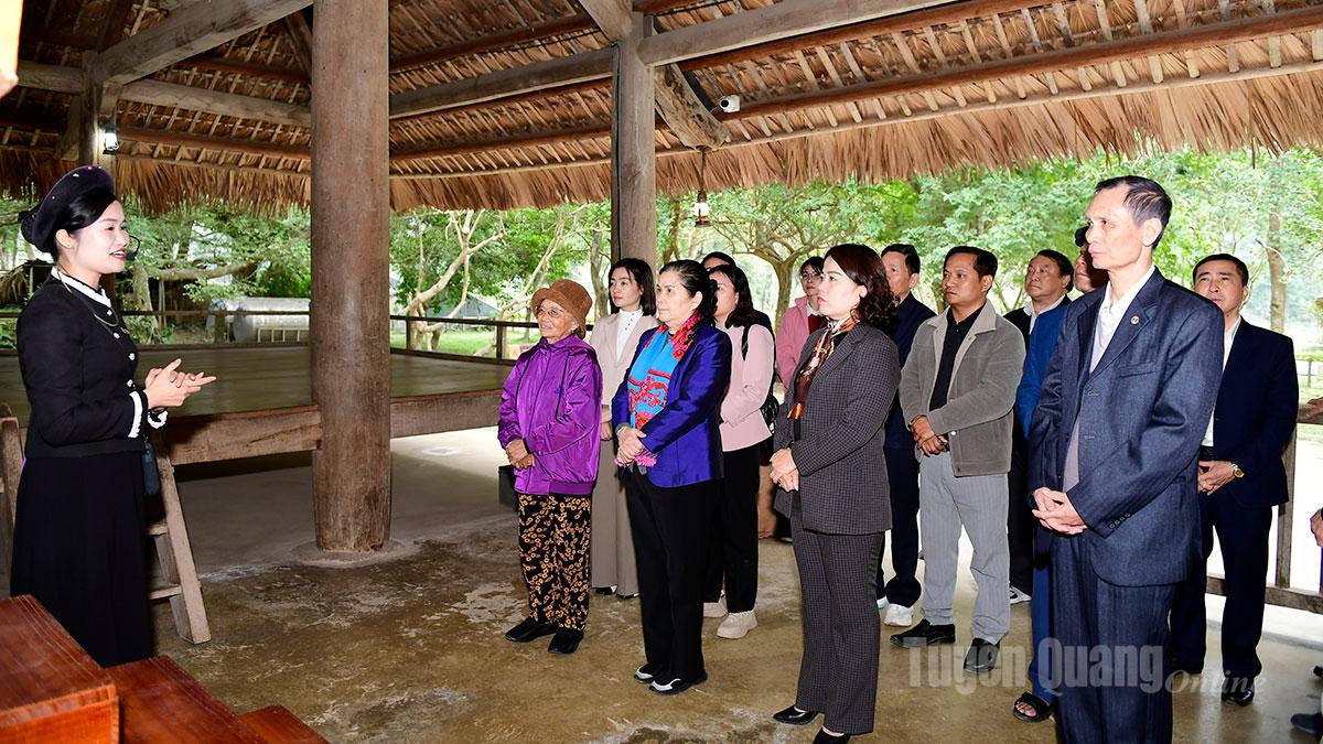 Đoàn đại biểu Quốc hội các khóa tỉnh Lai Châu về nguồn tại Tân Trào