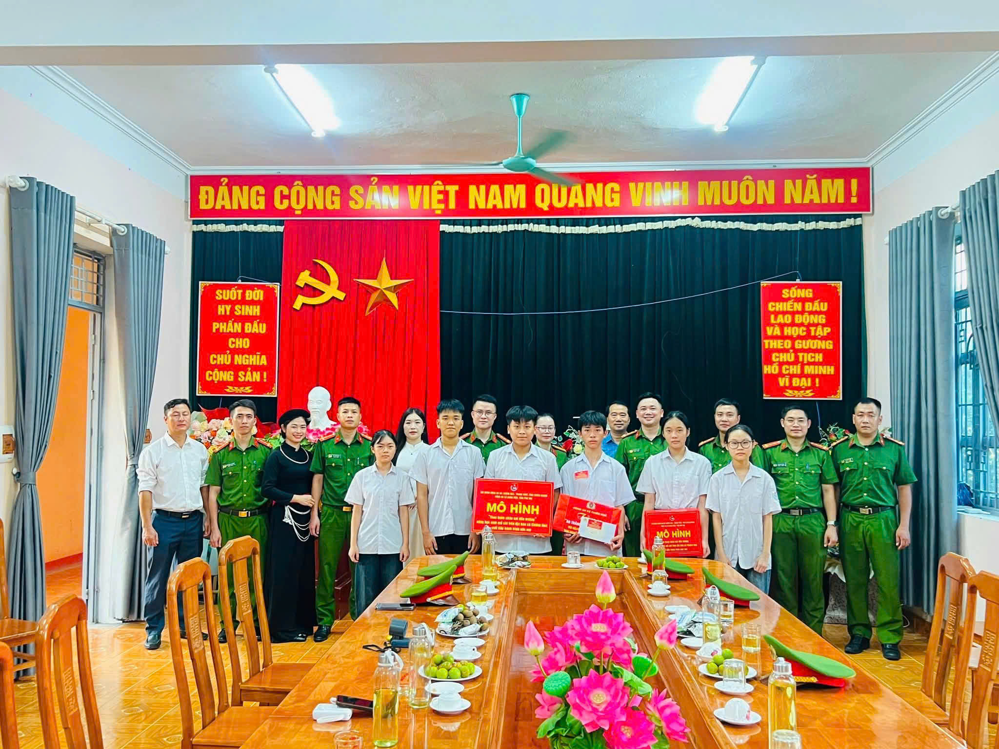 CÔNG AN XÃ CHIÊM HÓA TỔ CHỨC CHUỖI HOẠT ĐỘNG “VỀ NGUỒN”, AN SINH XÃ HỘI VÀ GIAO LƯU KỶ NIỆM 81 NĂM NGÀY TRUYỀN THỐNG CÔNG AN NHÂN DÂN