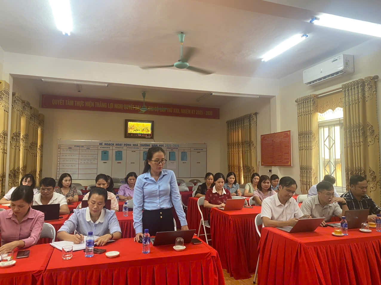 PCT Giang LV với 2 tr học về đầu năm học Loan VP.jpg
