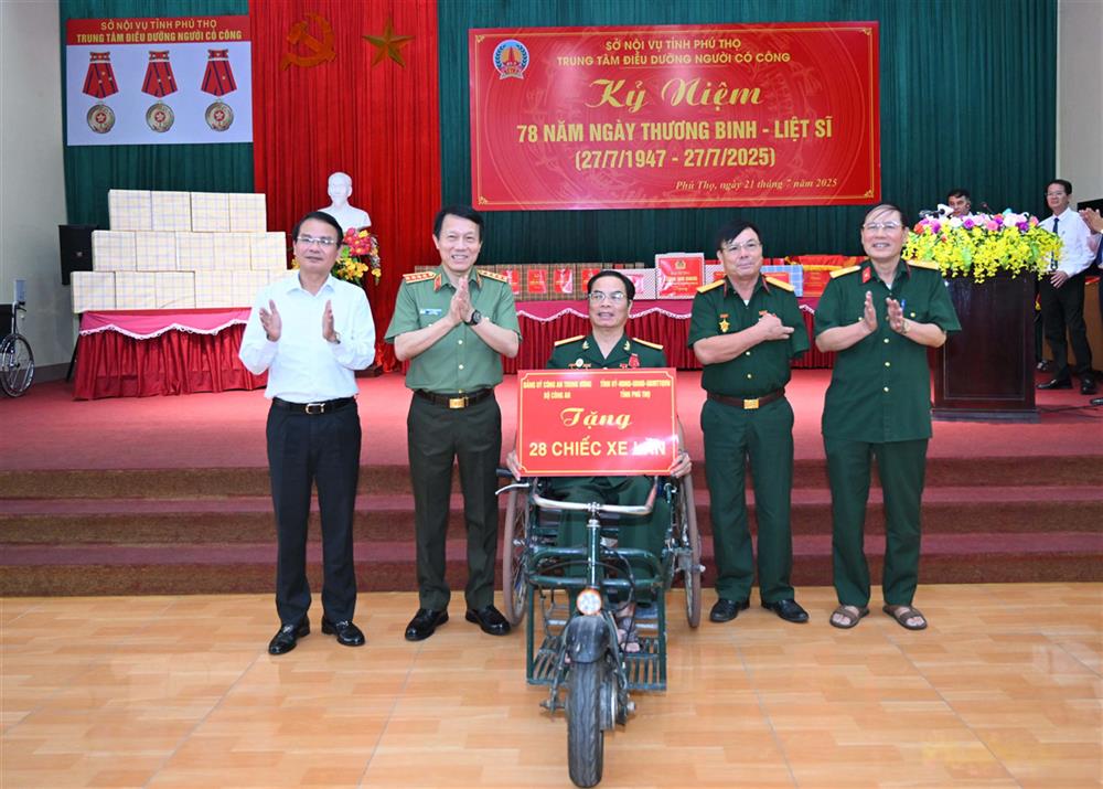 Bộ trưởng Lương Tam Quang thăm và tặng quà tại Trung tâm điều dưỡng người có công tỉnh Phú Thọ